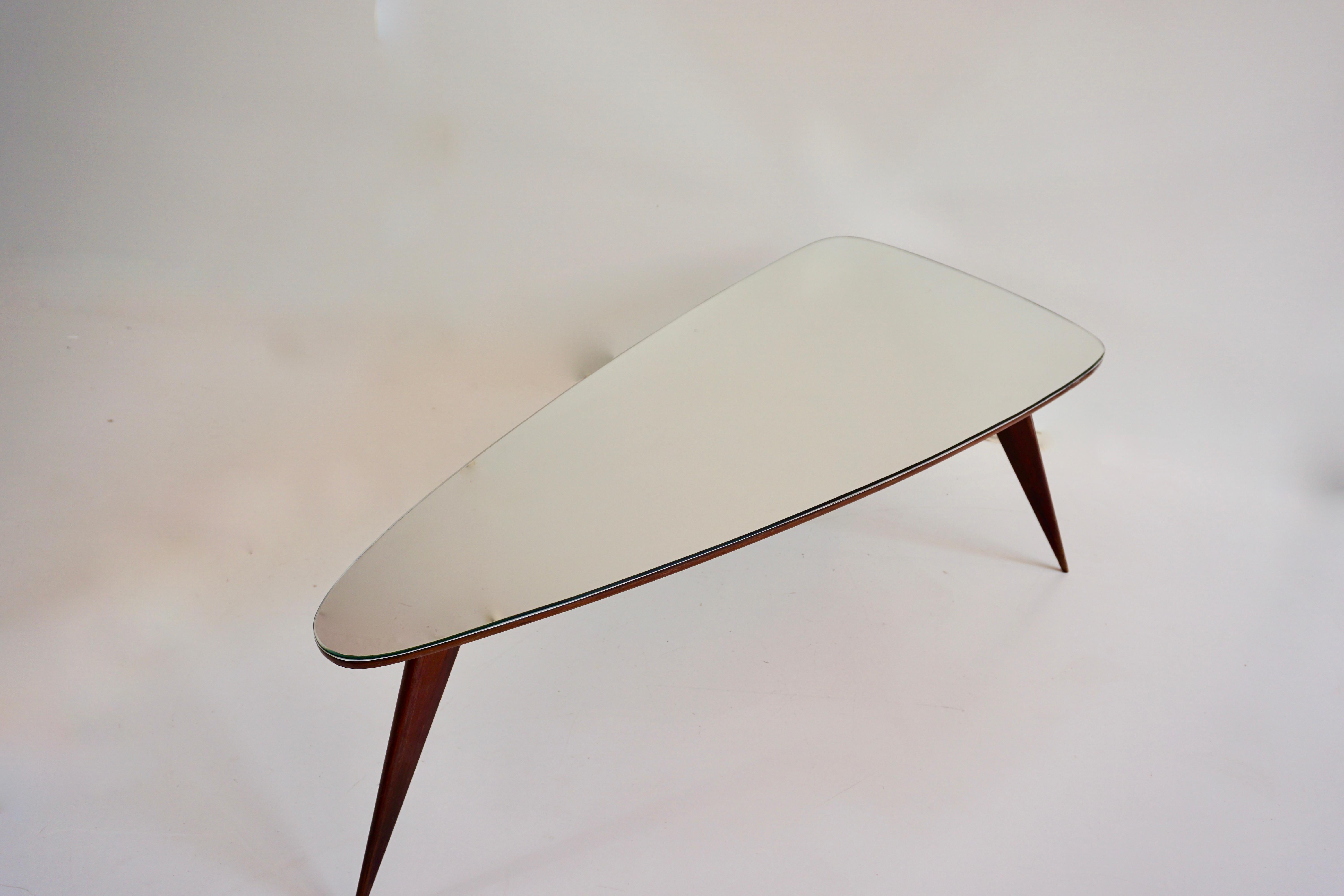 large Cesare Lacca walnut coffee table, three feet irregular shape, mirrored top For Sale 4