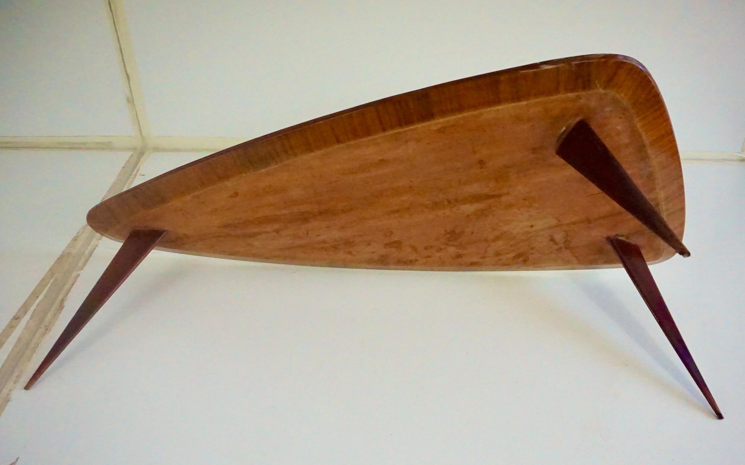 large Cesare Lacca walnut coffee table, three feet irregular shape, mirrored top For Sale 7