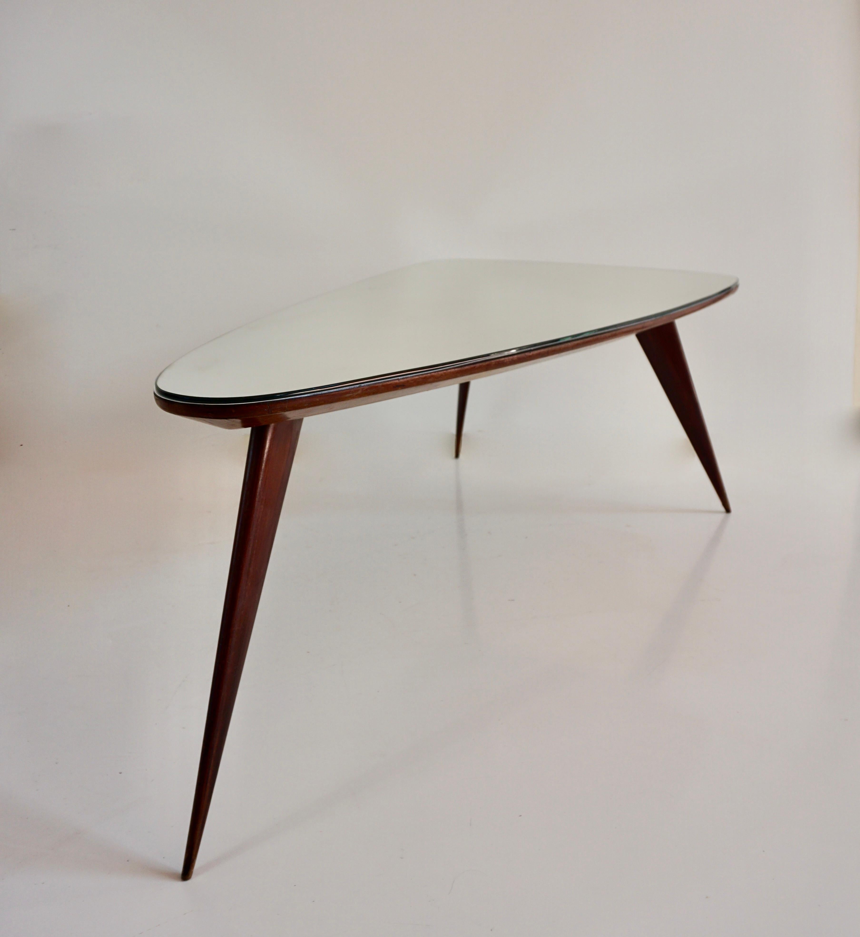 large Cesare Lacca walnut coffee table, three feet irregular shape, mirrored top In Good Condition For Sale In Rome, IT