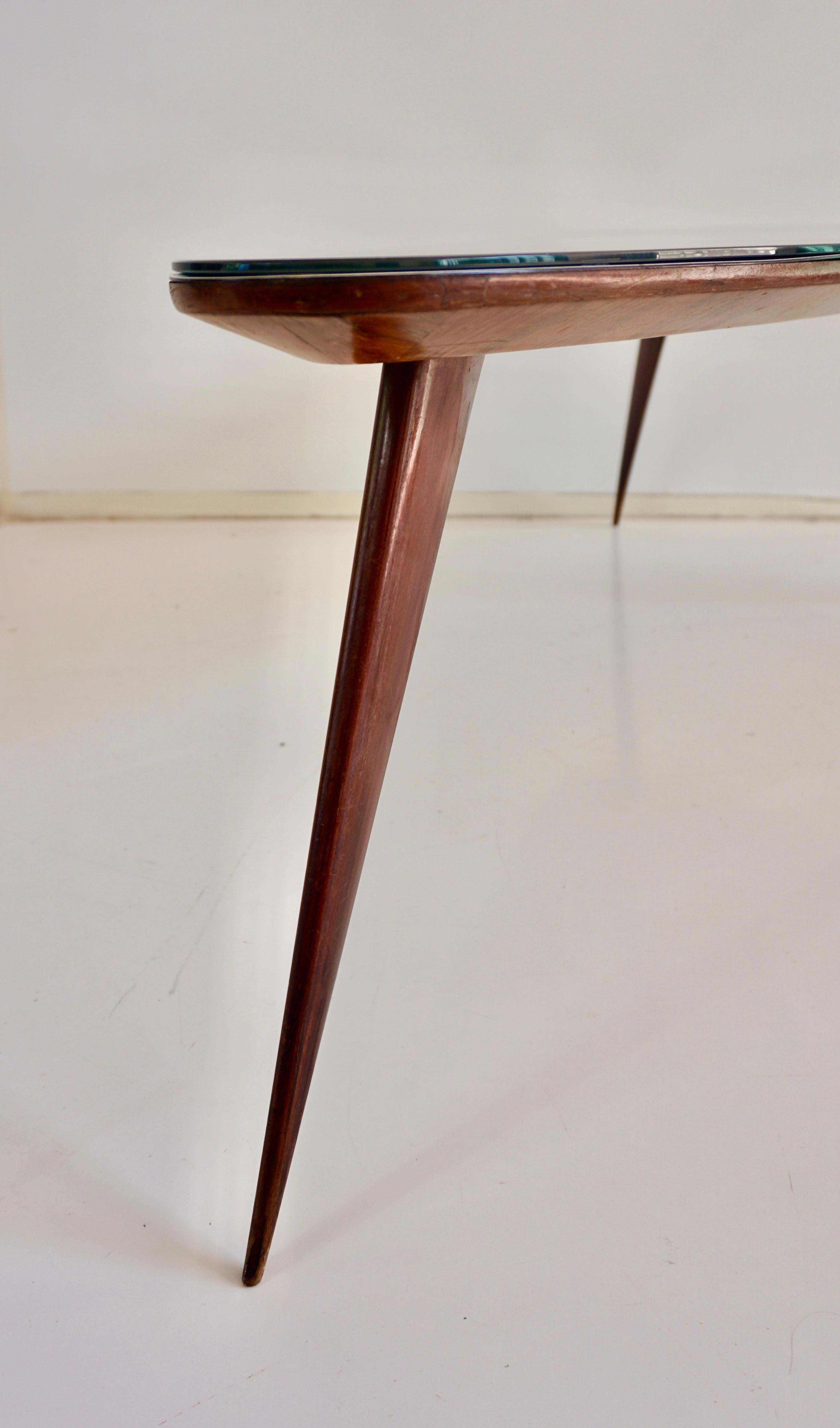 large Cesare Lacca walnut coffee table, three feet irregular shape, mirrored top For Sale 1