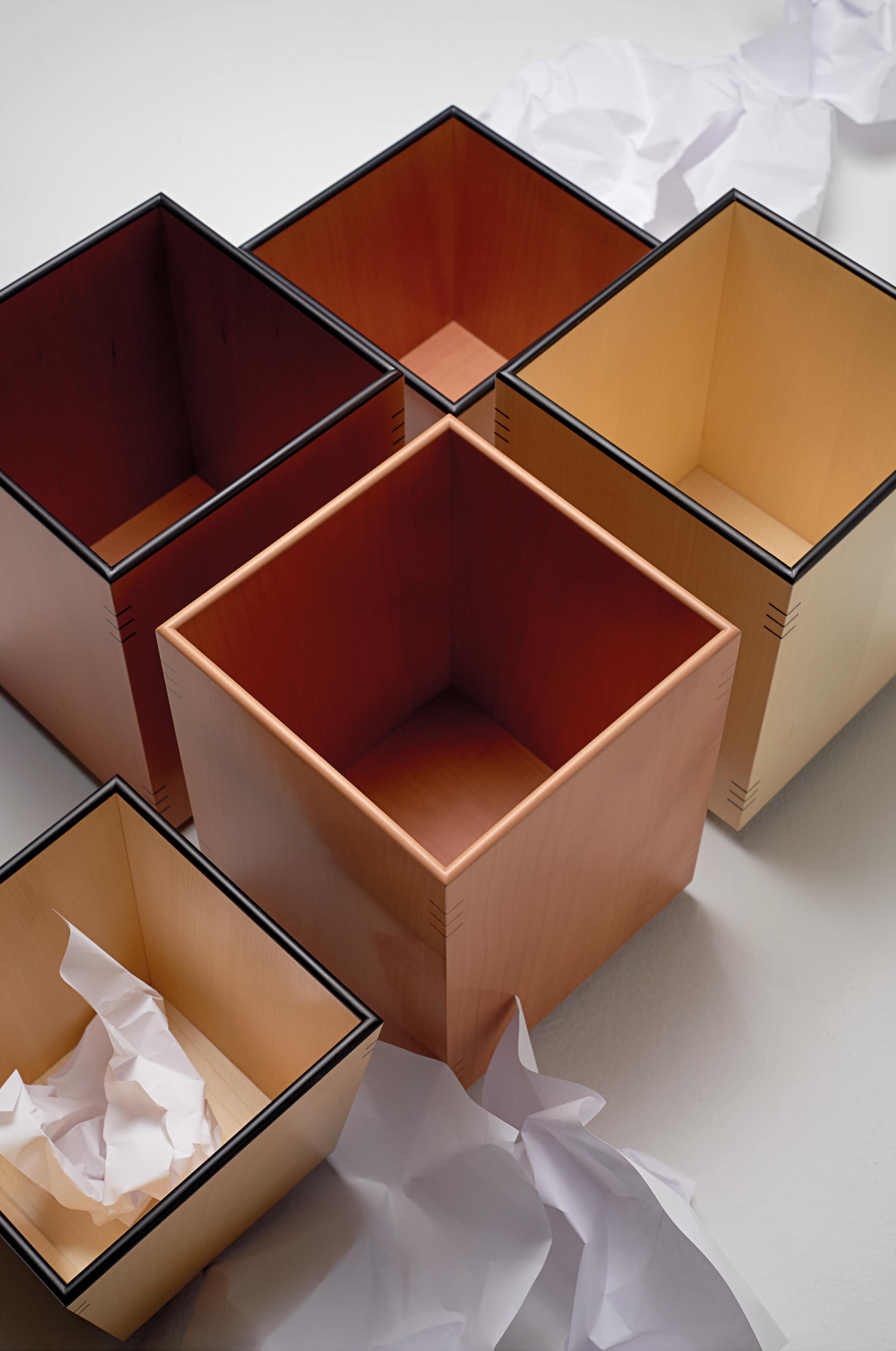A square-shaped basket whose clear lines are both functional and elegant, made by the Bottega Ghianda workshop in various sizes and a choice of wood varieties.
 
Dimensions: 20 W x 20 D x 26 H cm.