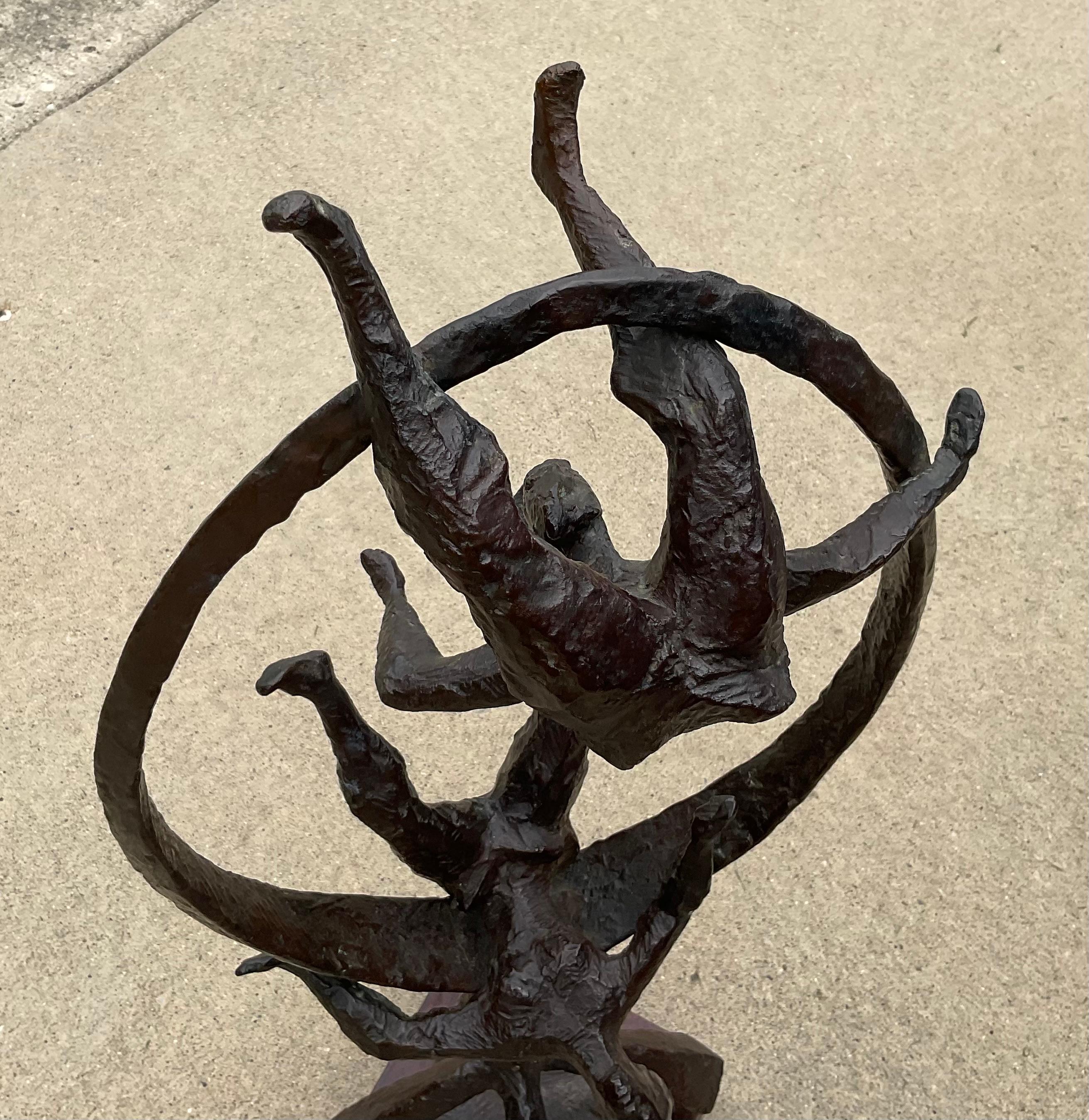 Metà XX secolo GRANDE Scultura in bronzo di Chaim Gross, grande acrobata, firmata e datata 1964 in vendita