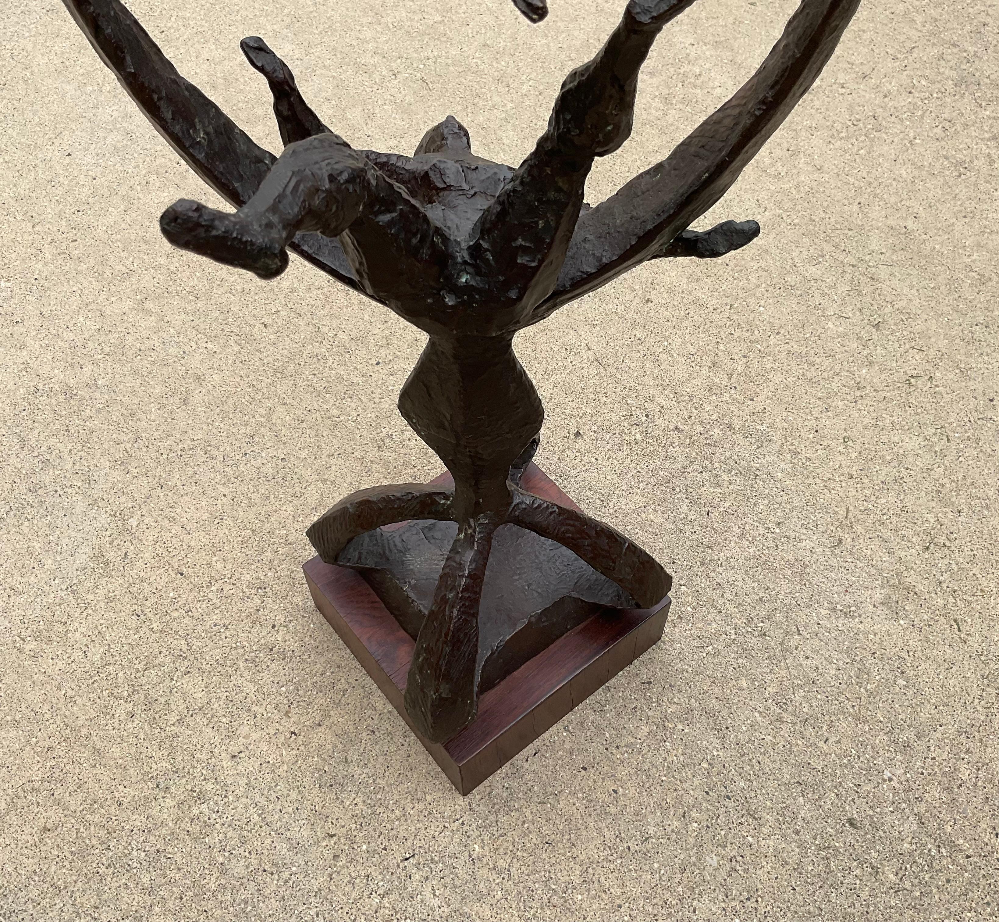 GRANDE Scultura in bronzo di Chaim Gross, grande acrobata, firmata e datata 1964 in vendita 1