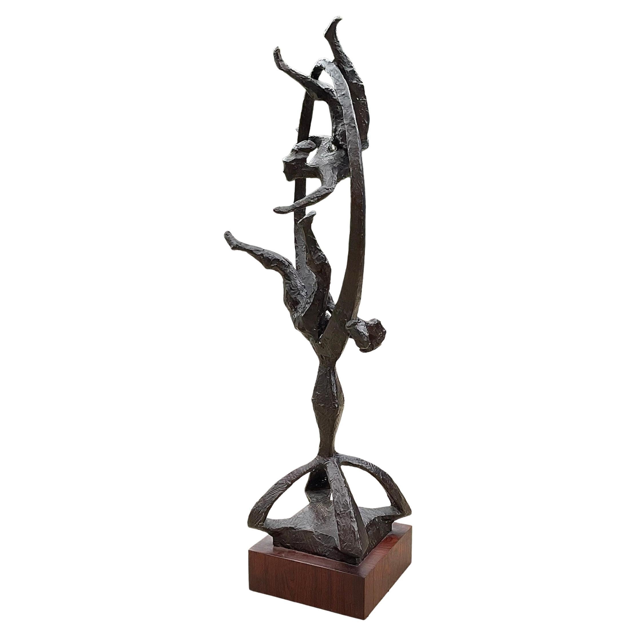 Grande sculpture d'acrobates de Chaim Gross signée et datée de 1964 