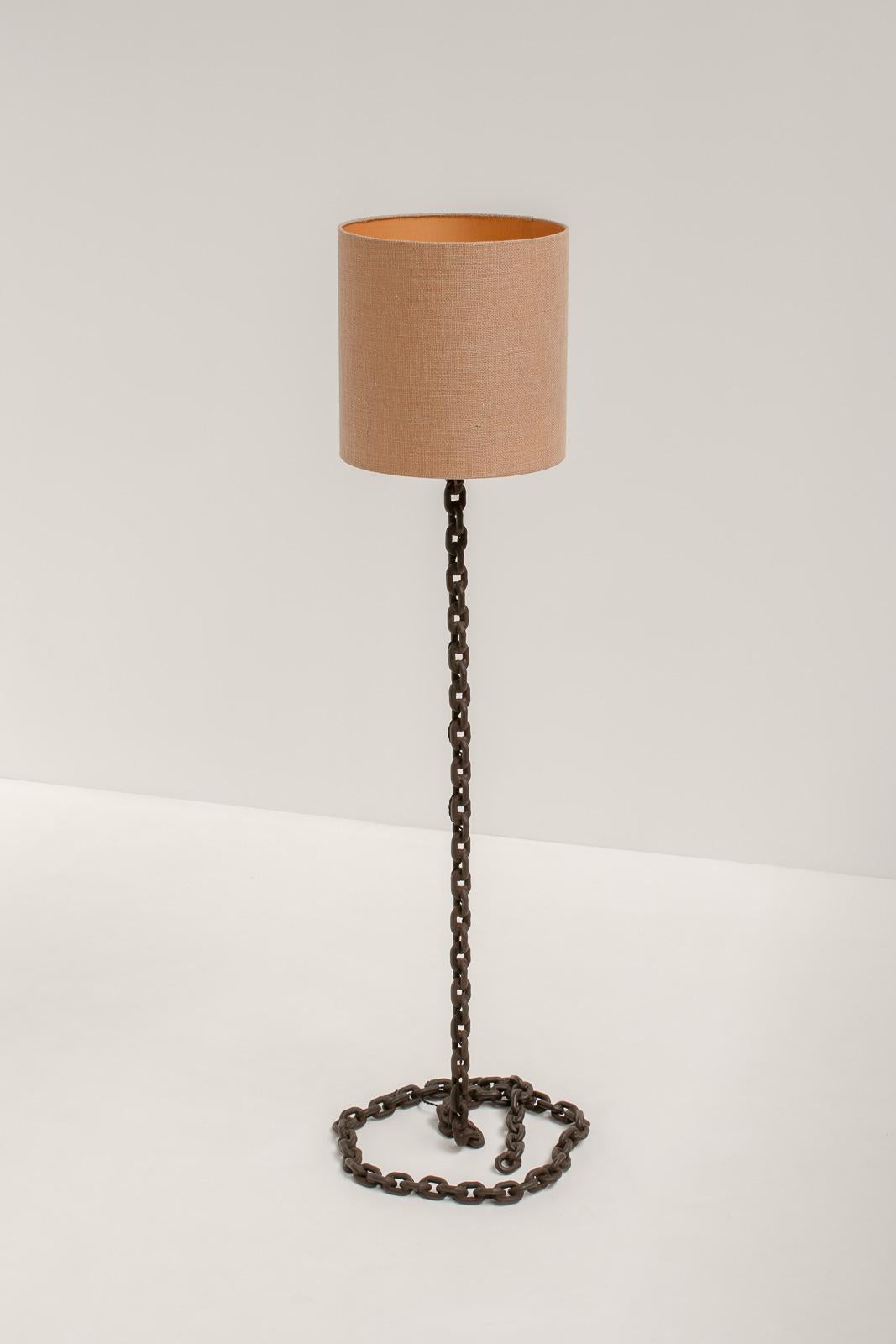 Beautiful brutalist XXL chain link floor lamp in the style of Franz West. Sourced in the south of France. From the 1970s. 

Robust and warm are the words that come to mind with this lamp. This tall chain link floor lamp is reminiscent of the designs