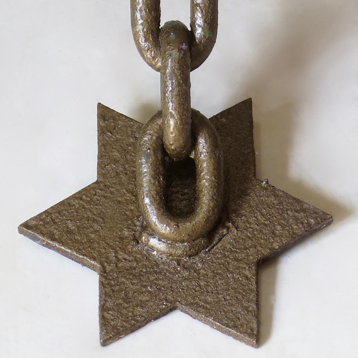 Große Menorah-Lampe mit Sternenfüßen und Kettengliedern, Frankreich, um 1950 (20. Jahrhundert) im Angebot