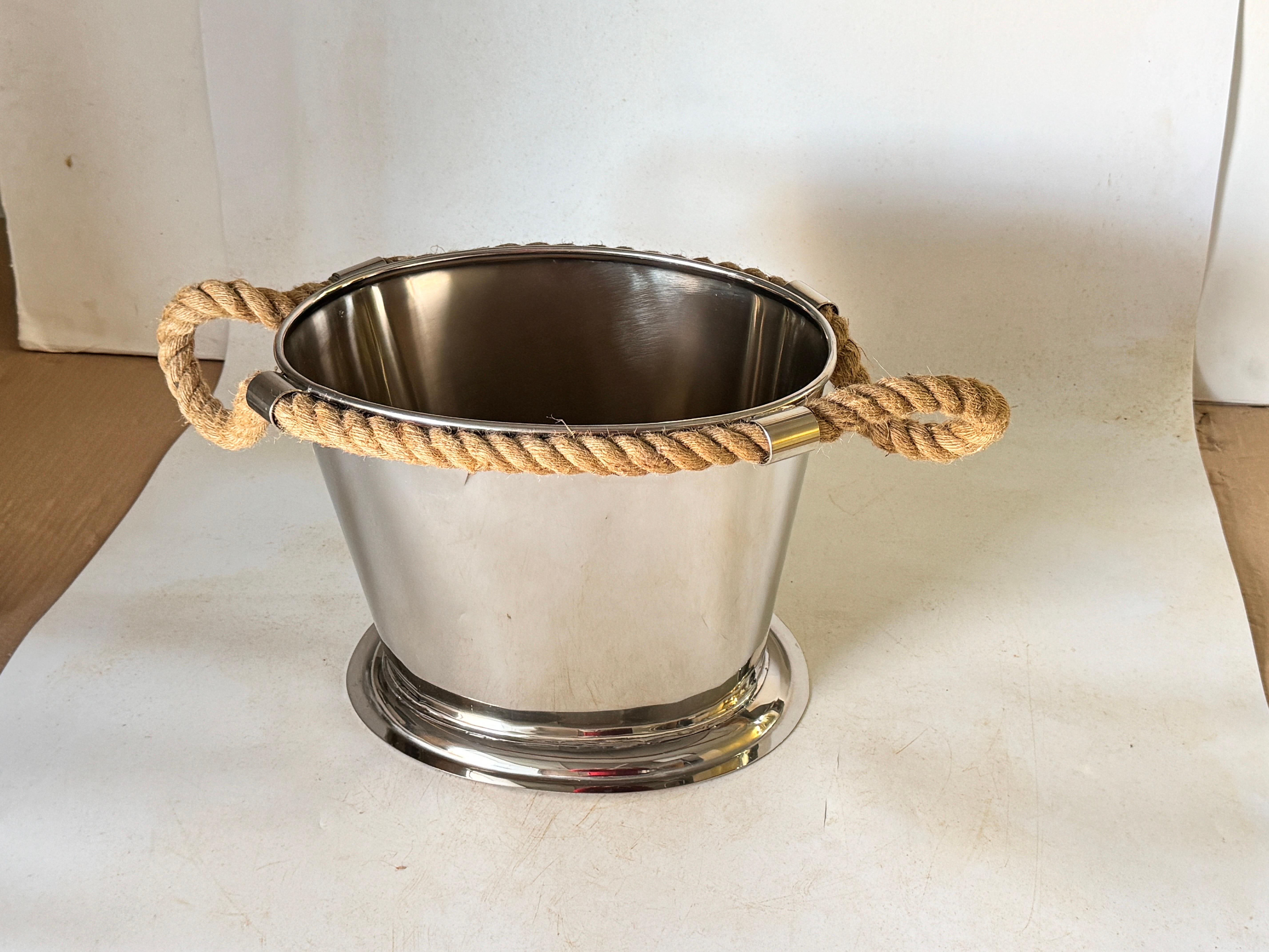 Large Champagne Bucket with Rope Handles high quality in Chrome Silver Color In Good Condition For Sale In Auribeau sur Siagne, FR