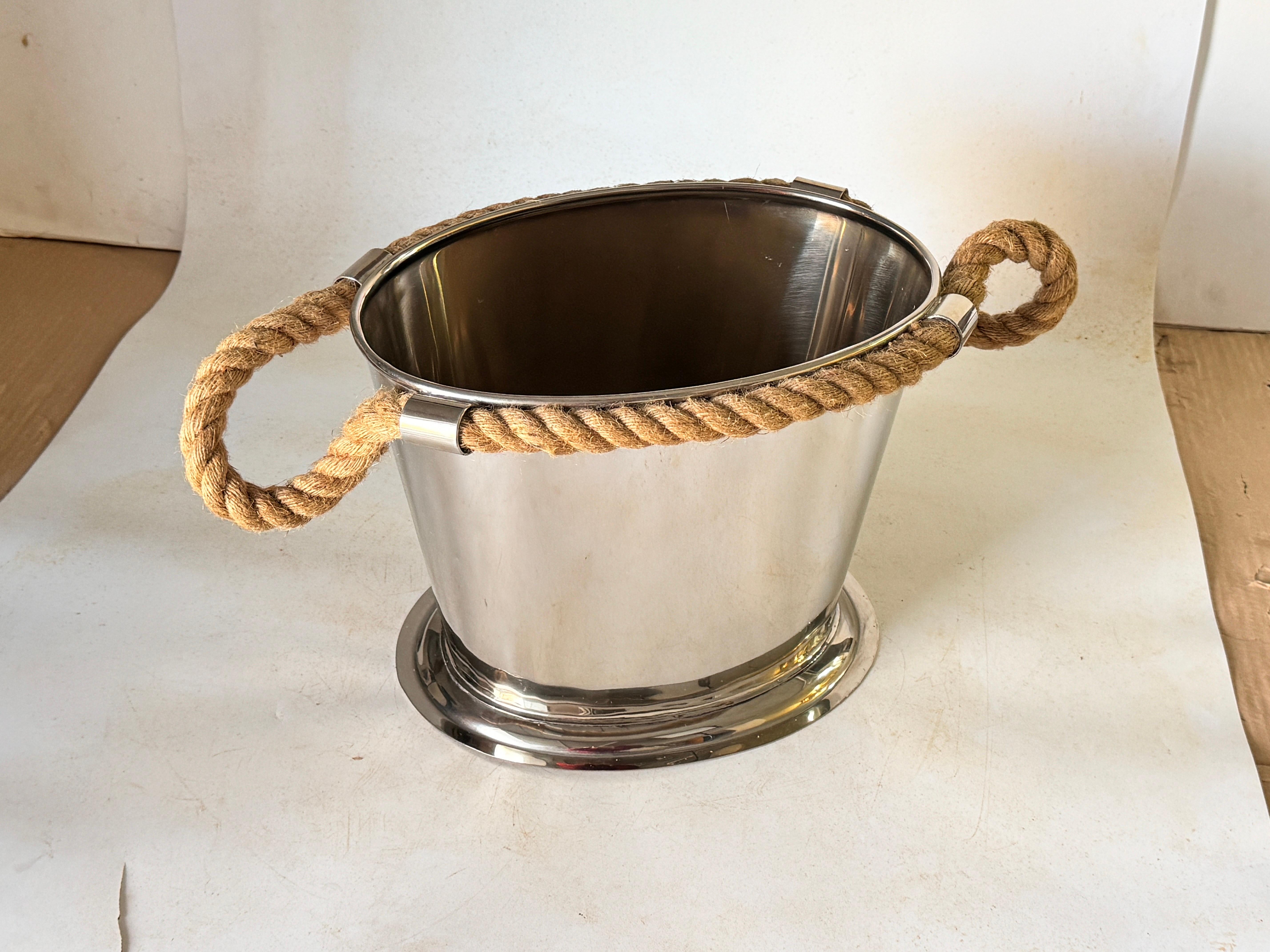 Large Champagne bucket or ice bucket with a silvere color.
Champagne cooler, with rope Handles
Ice bucket.
Yachting Style, luxury  boat  atmosphere.
In High quality Chrome.
