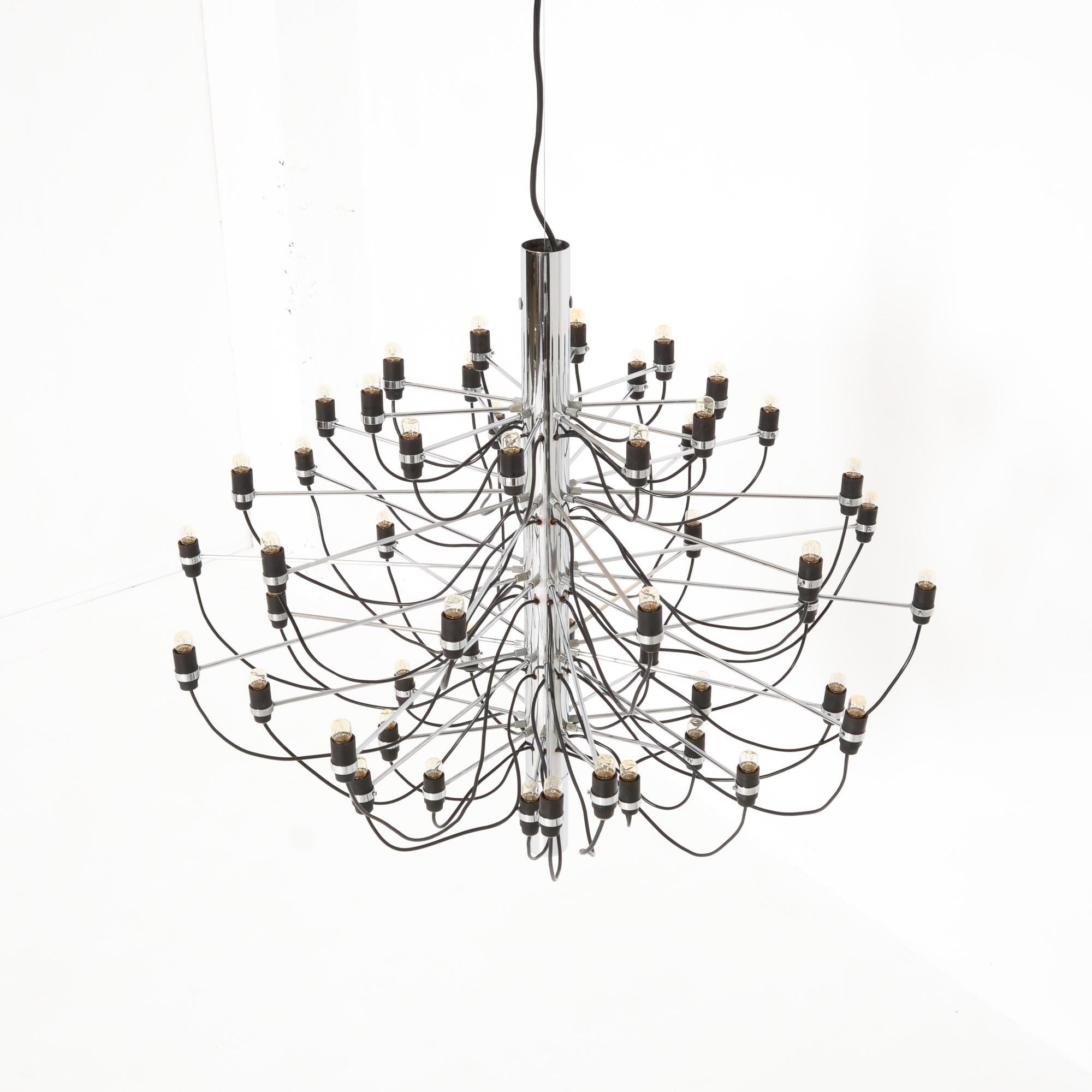 This iconic chandelier model 2097/50 is designed by Gino Sarfatti in 1958 and produced by Arteluce, Italy.
For this chandelier, Sarfatti was inspired by the archetype of the ancient chandelier.
The many chrome-plated steel arms are screwed
