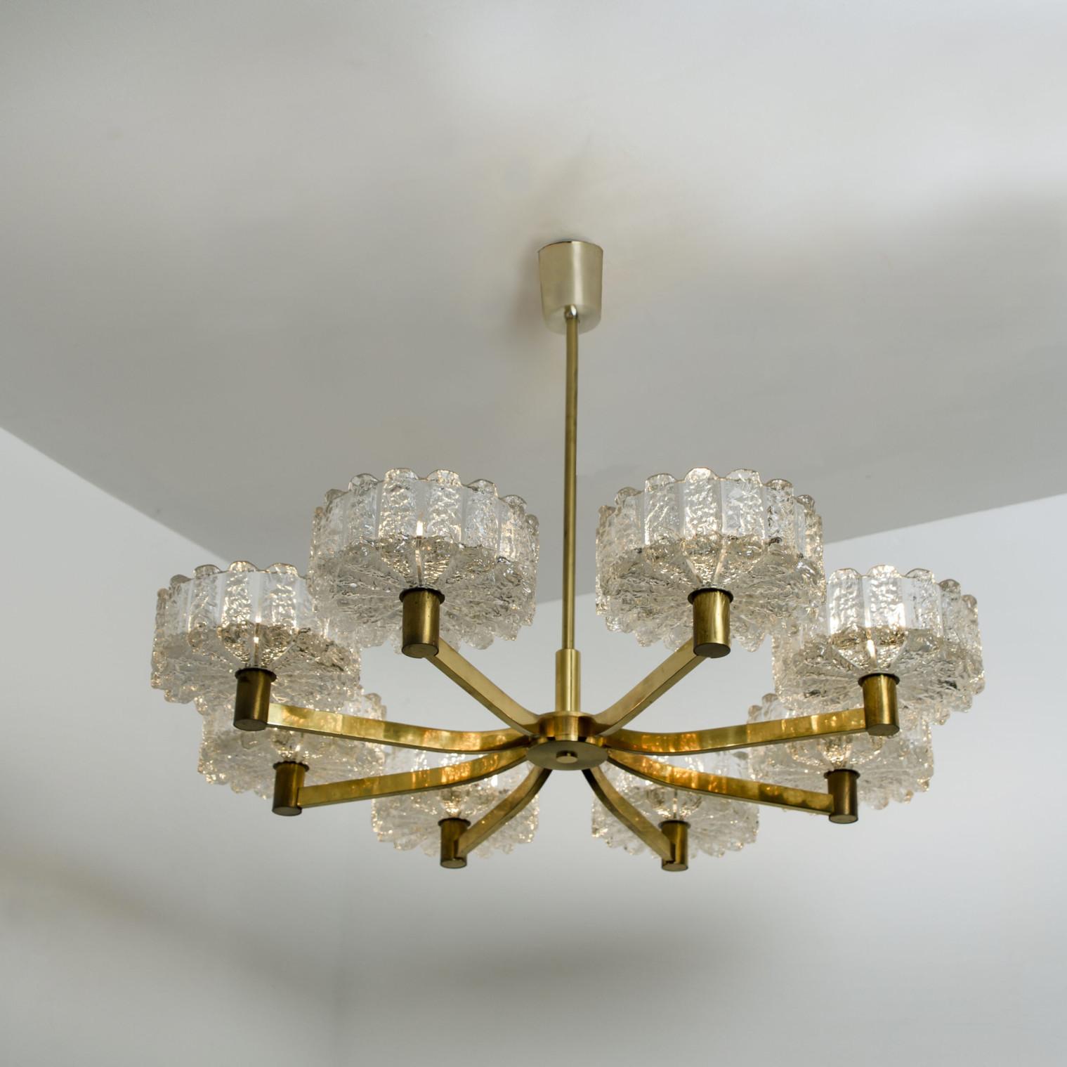 Grande lampadario 8 paralumi in vetro e ottone, circa 1960 in vendita 8