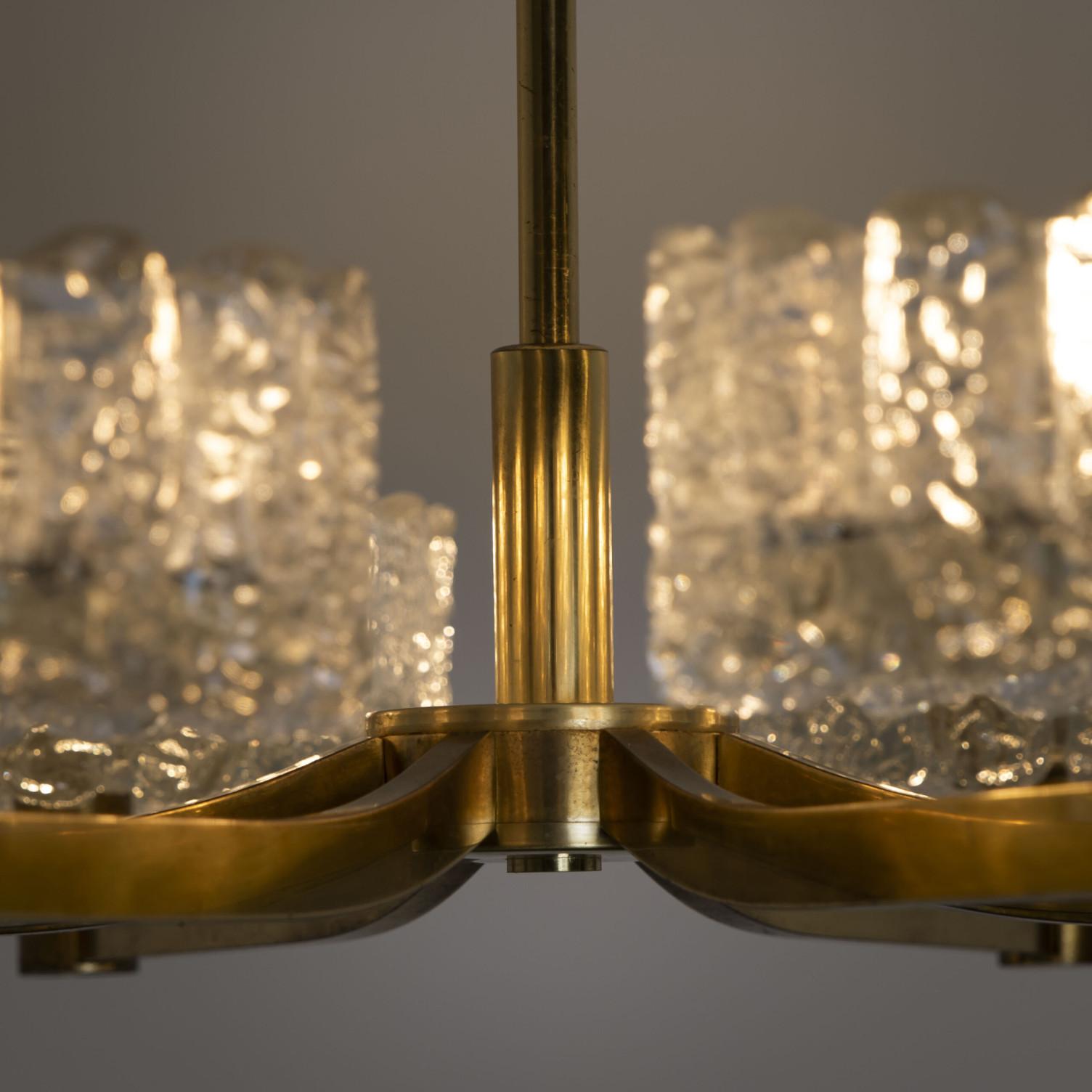 Altro Grande lampadario 8 paralumi in vetro e ottone, circa 1960 in vendita
