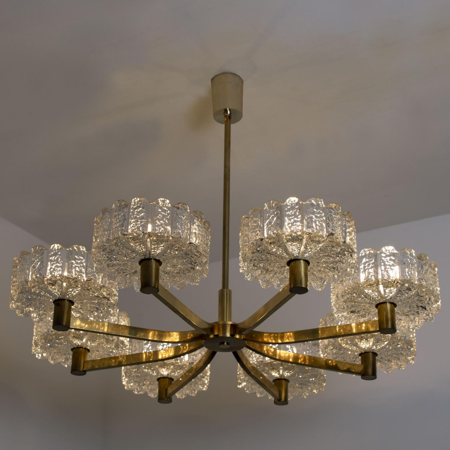 Large Chandelier 8 Icicle Glass Shades and Brass, circa 1960s For Sale 1