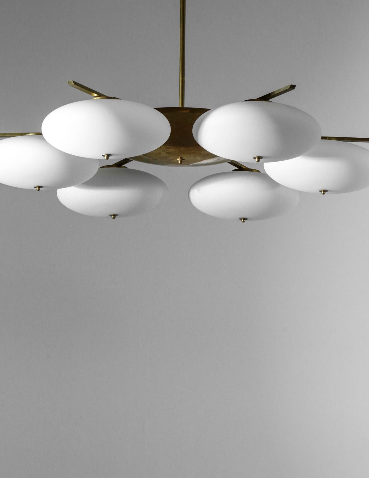 Superbe lustre moderne en laiton et verre opalin. Fabriqué par notre artisan partenaire, ce luminaire peut être utilisé comme encastré ou comme lustre. Lampe très sculpturale et décorative. (personnalisable sur demande).