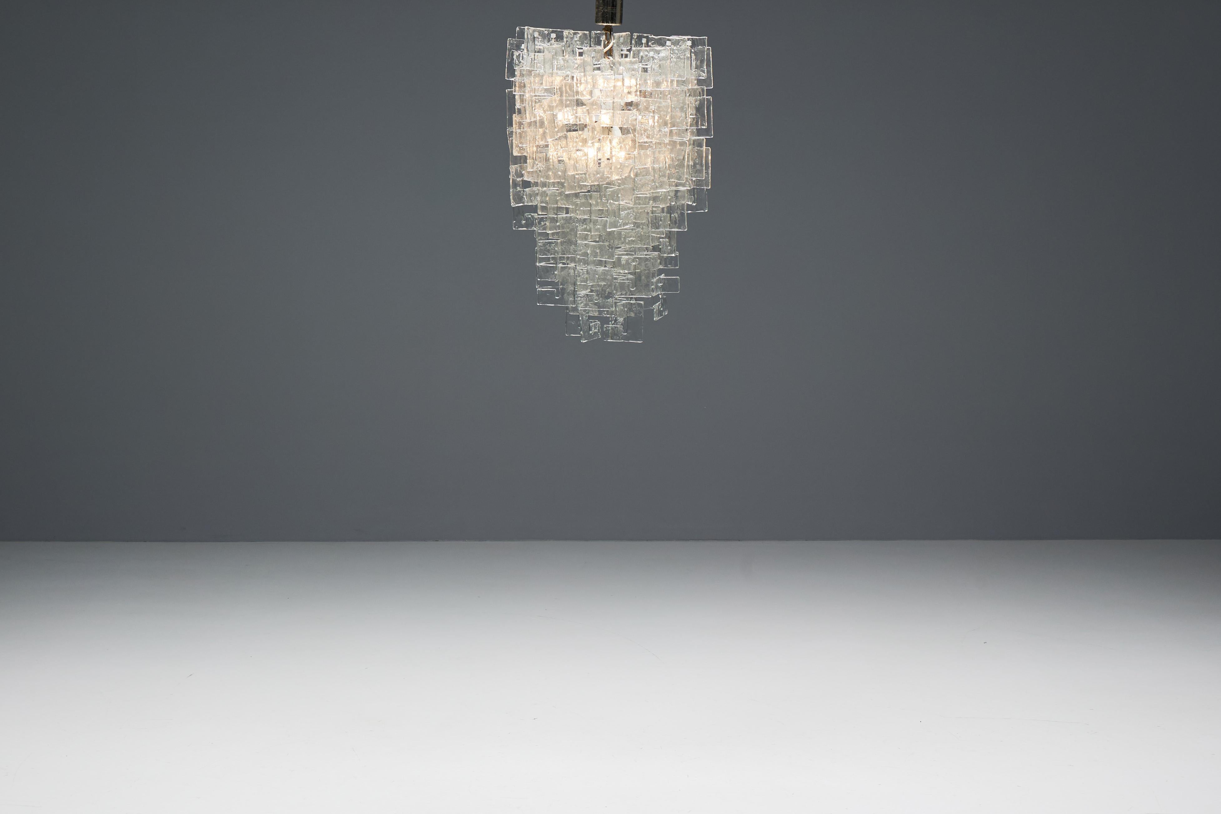 Impressionnant lustre moderne du milieu du siècle, conçu par Carlo Nason pour Murano, caractérisé par un agencement saisissant d'éléments en verre de Murano opalescent imbriqués les uns dans les autres. L'un des plus grands modèles disponibles, il