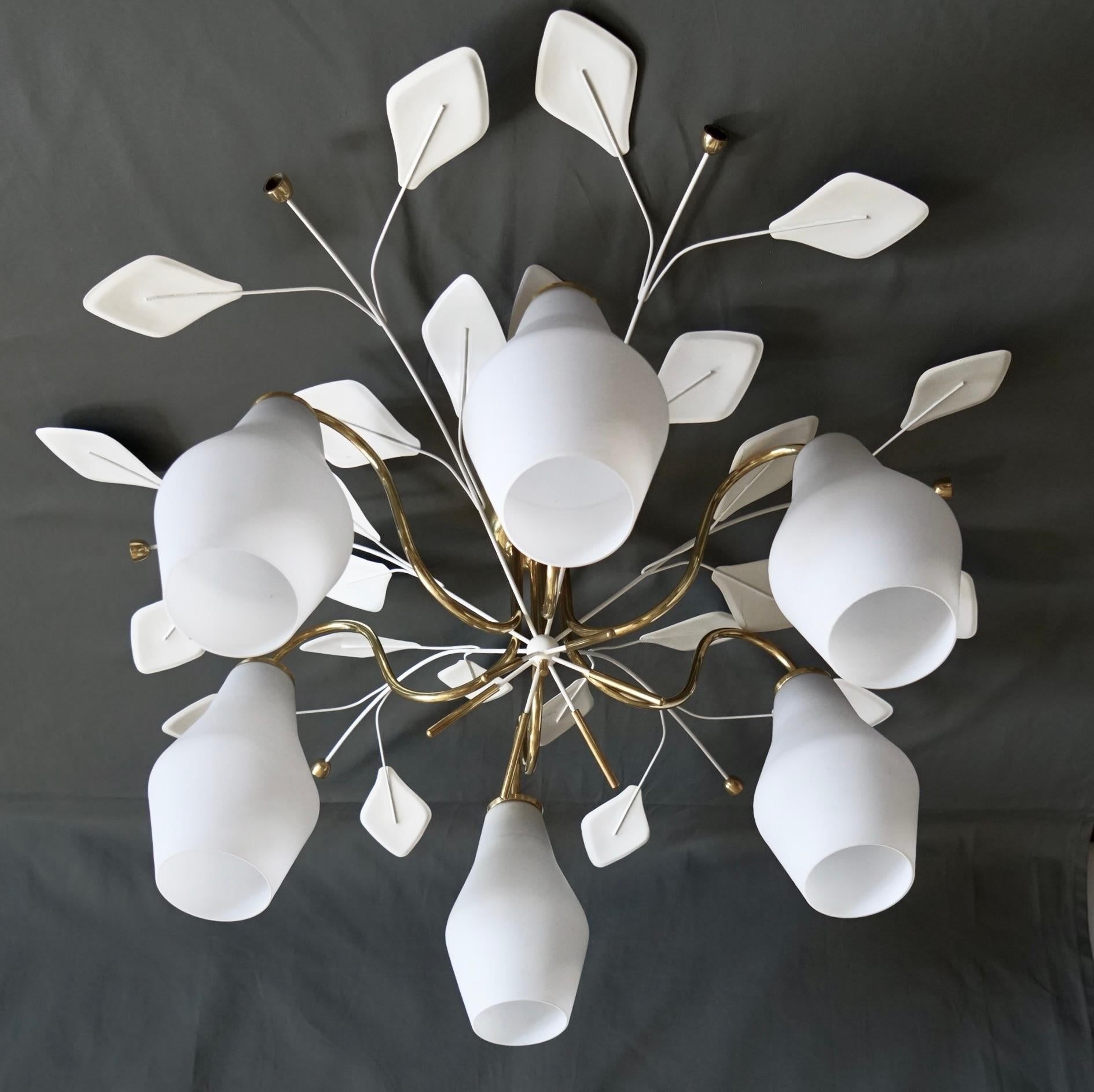 Großer Kronleuchter von Paavo Tynell , Model No. 1-8. (Skandinavische Moderne) im Angebot