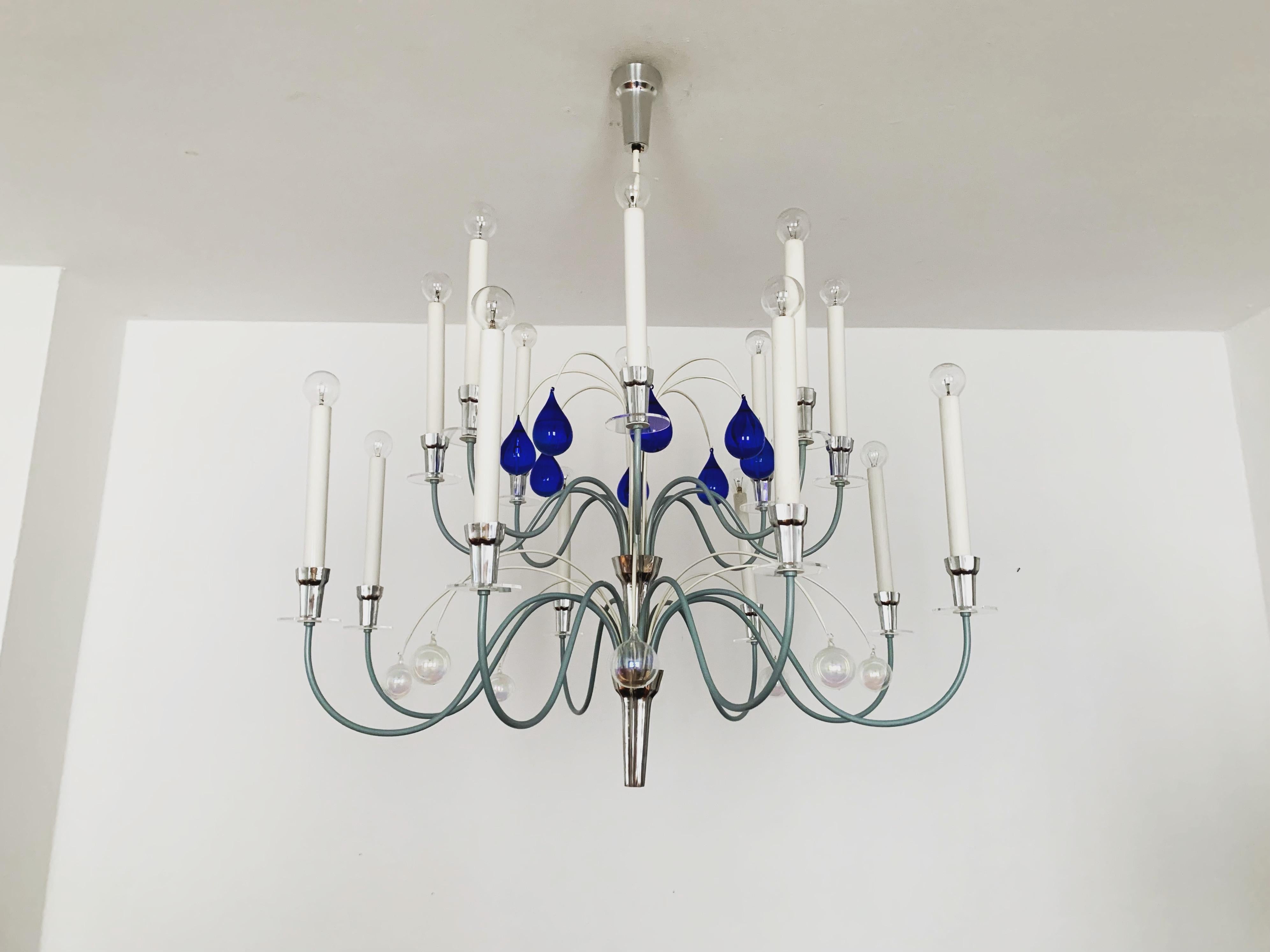 Sehr schöner und sehr großer Kronleuchter aus den 1960er Jahren.
Die hochwertige Verarbeitung und das sehr feine MATERIAL beeindrucken auf den ersten Blick.
Außergewöhnlich schönes und elegantes Design und eine Bereicherung für jedes