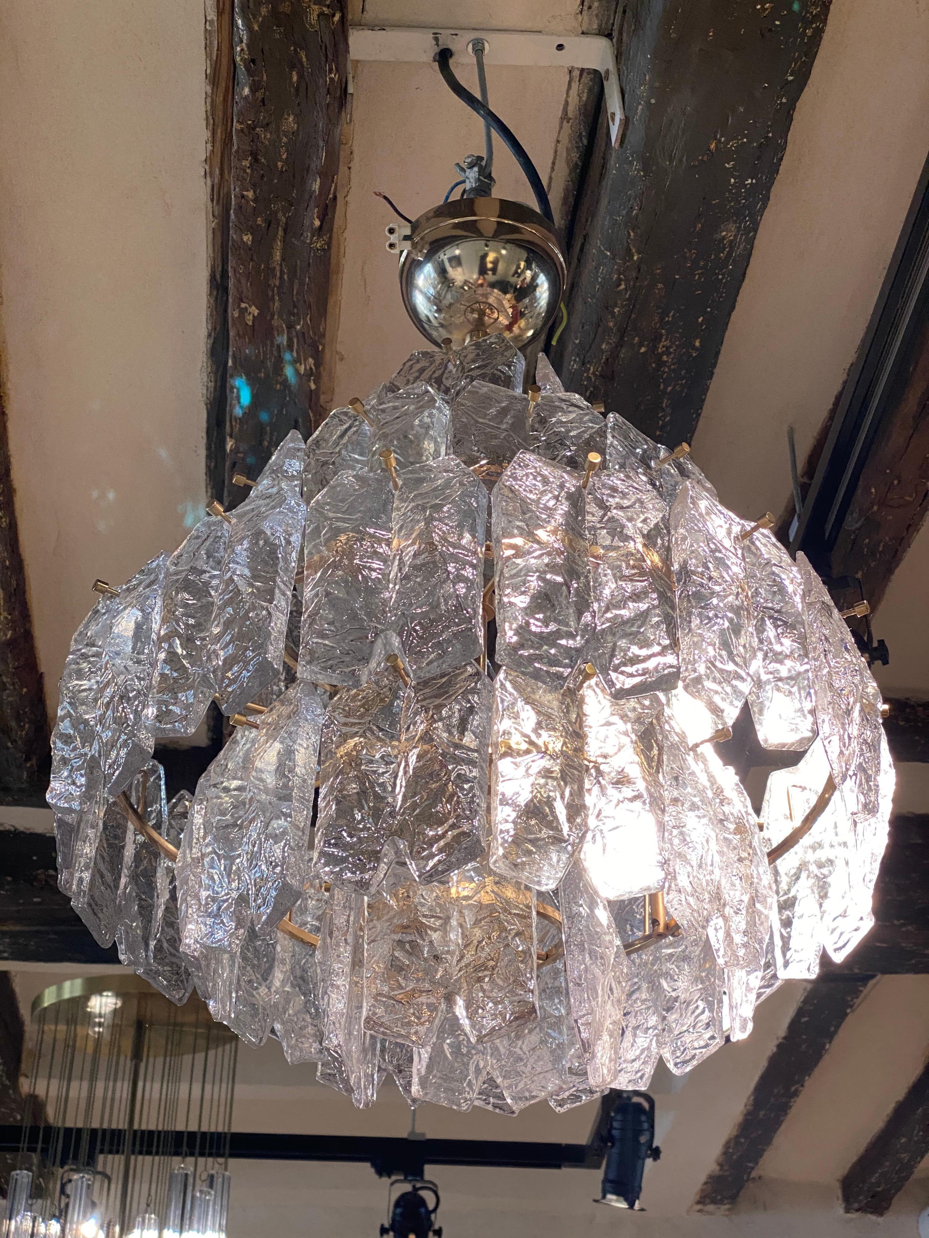 Superb chandelier by J.T Kalmar, on four floors, with its frosted glasses it gives a very beautiful effect, of an elegance and an exceptional quality. I have enlarged the photos for the minimal shards that are not visible once the chandelier is