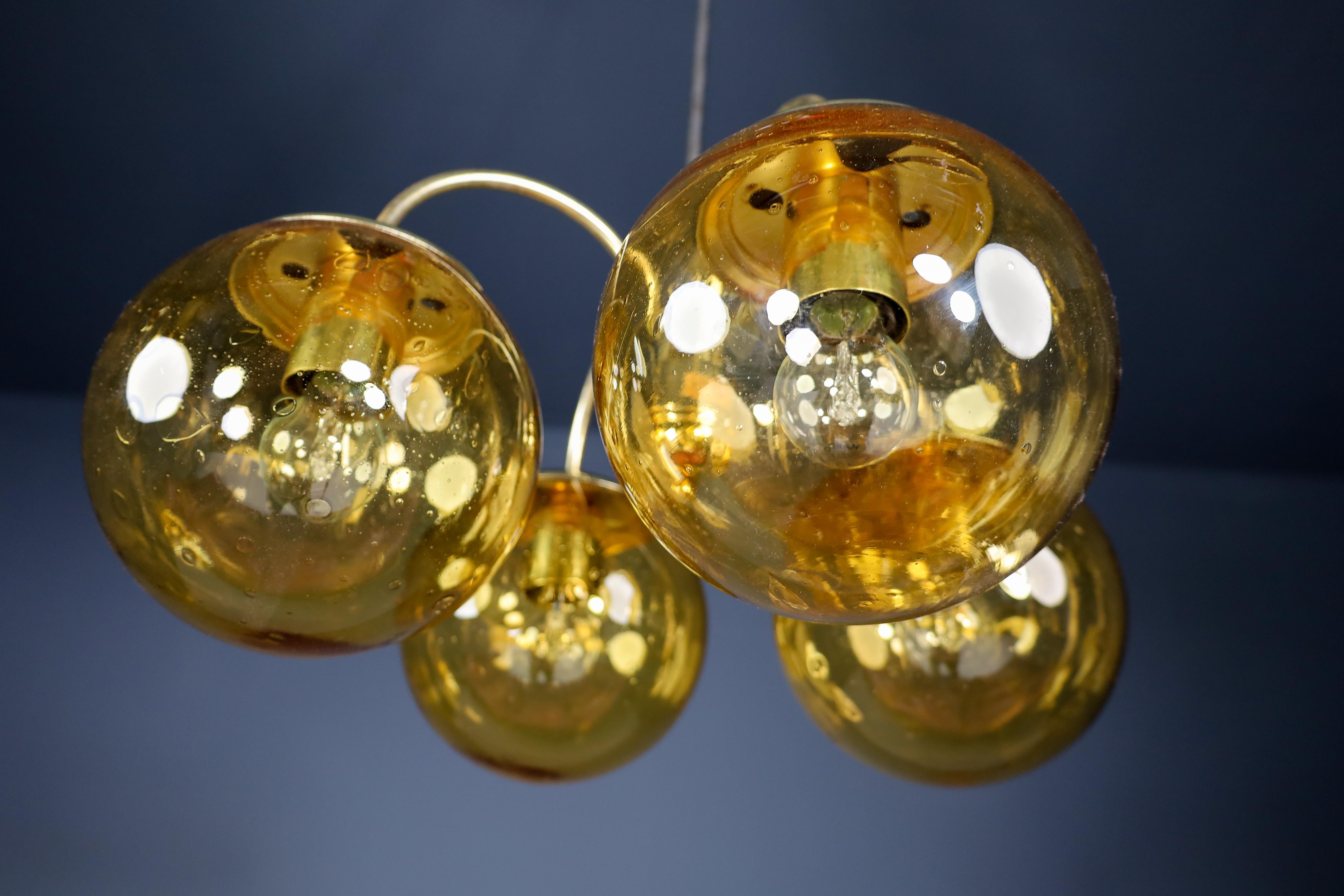20ième siècle Grand lustre en globes de verre coloré soufflé à la main en ambre et laiton, Europe, 1970 en vente