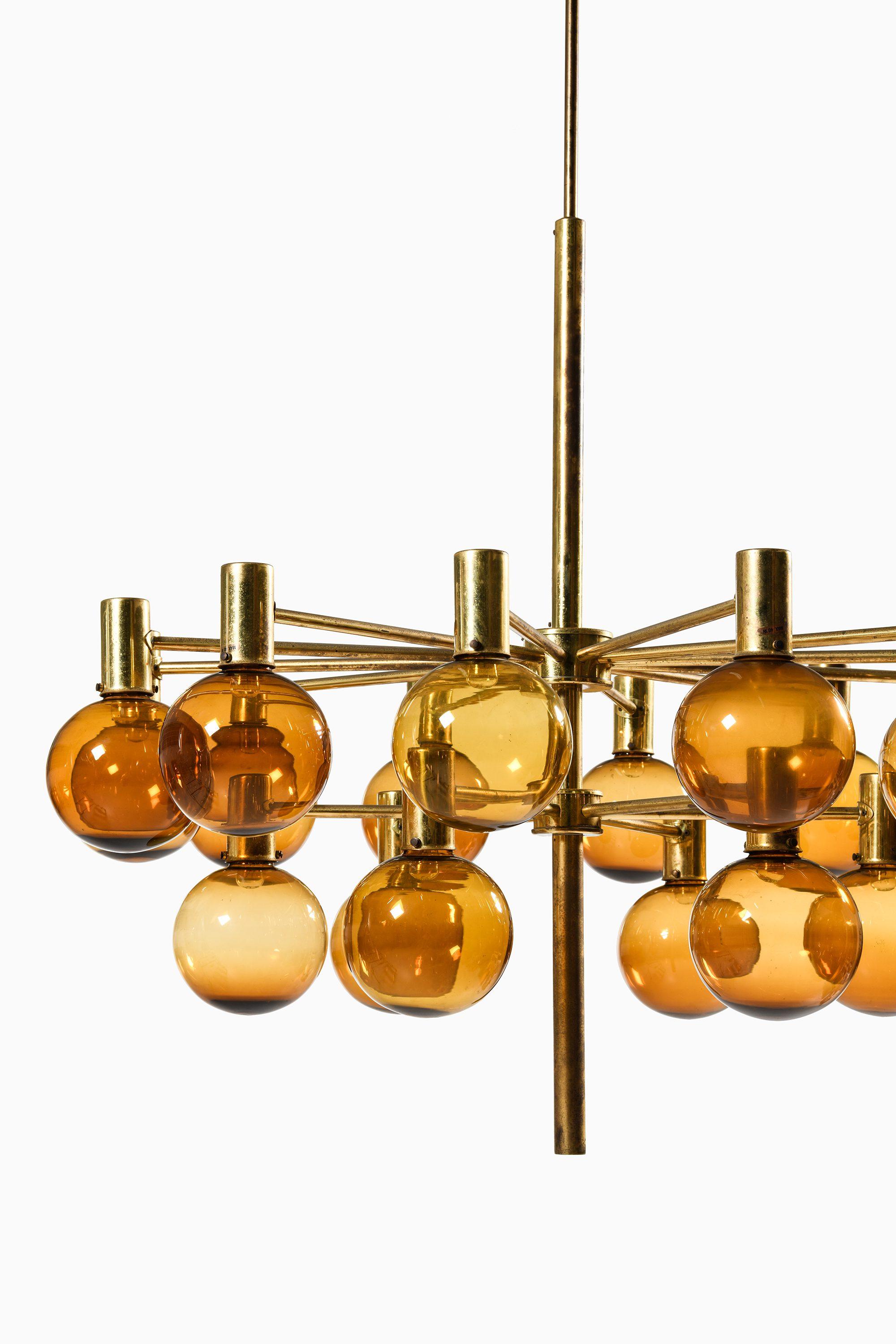 Scandinavian Modern Large Chandelier in Brass and Amber Glass by Hans-Agne Jakobsson, 1950's For Sale