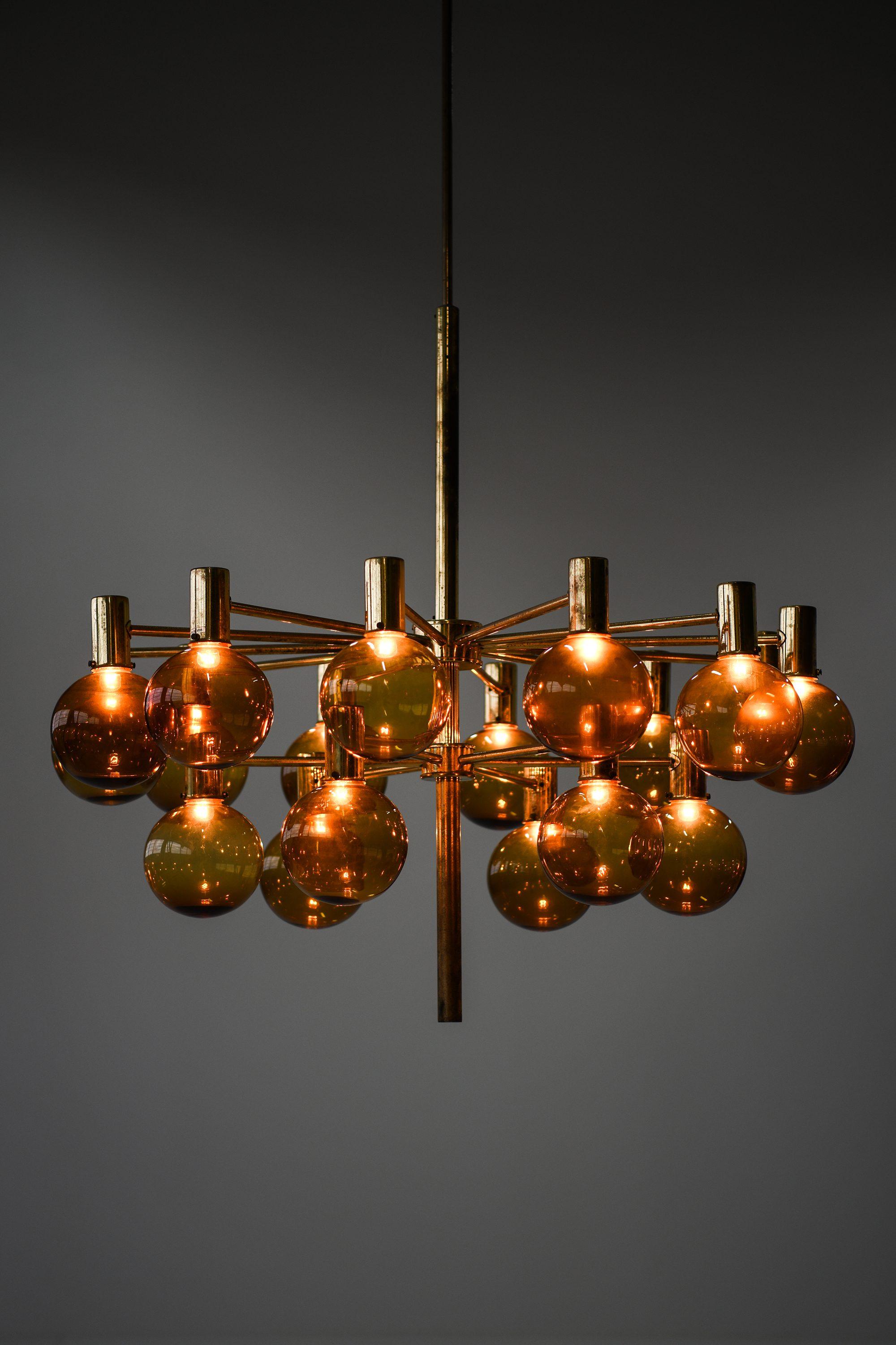 Large Chandelier in Brass and Amber Glass by Hans-Agne Jakobsson, 1950's In Good Condition For Sale In Limhamn, Skåne län