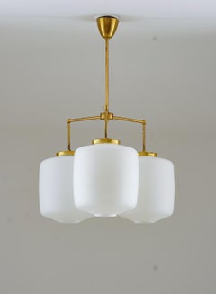 Großer Kronleuchter aus Messing und Opalglas von Høvik Lys, Norwegen