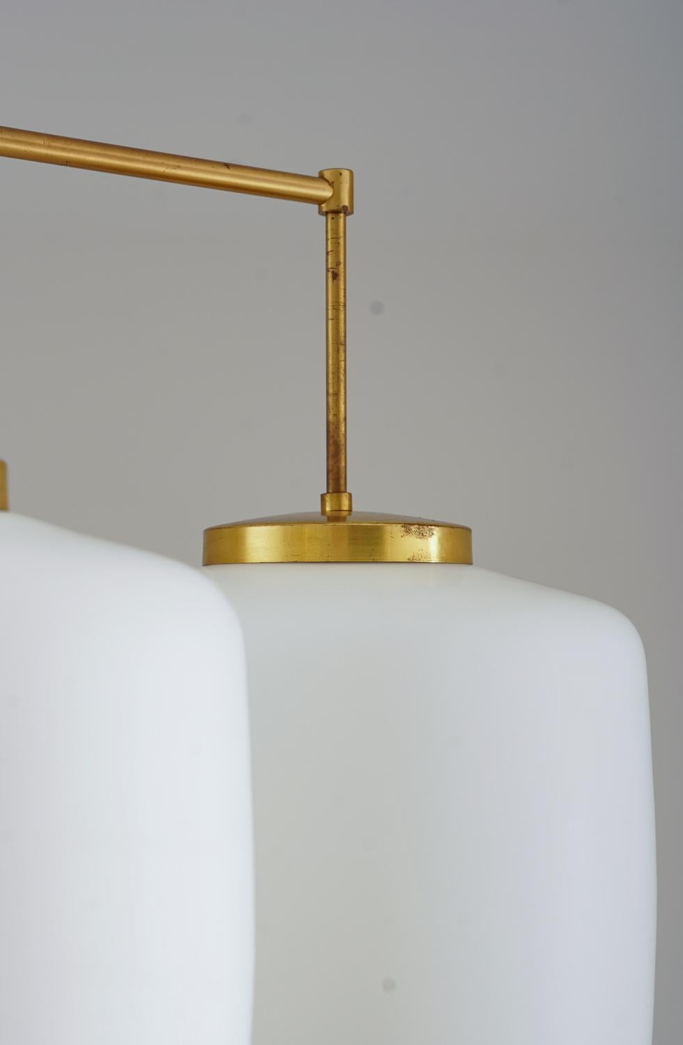 20ième siècle Grand lustre en laiton et verre opalin par Høvik Lys, Norvège en vente
