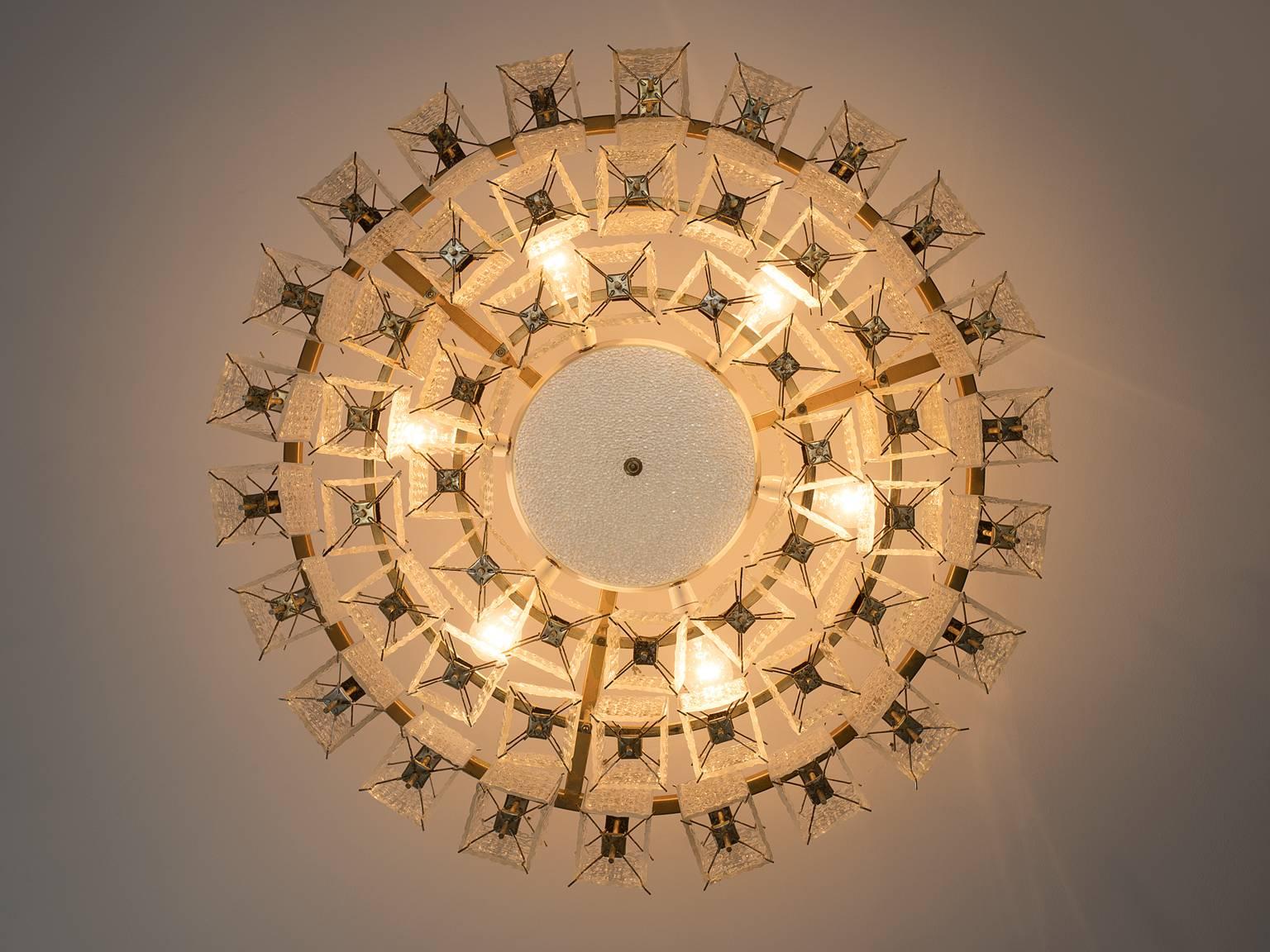 Large Chandelier in Brass and Structured Glass In Good Condition In Waalwijk, NL