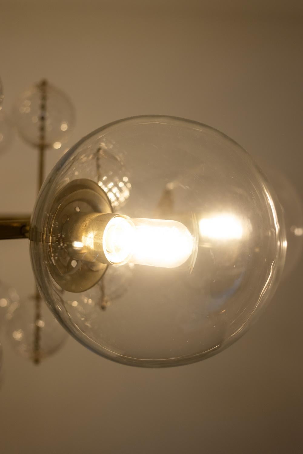 Grande lampadario in ottone dorato e sfere decorative. 1970s. in vendita 4