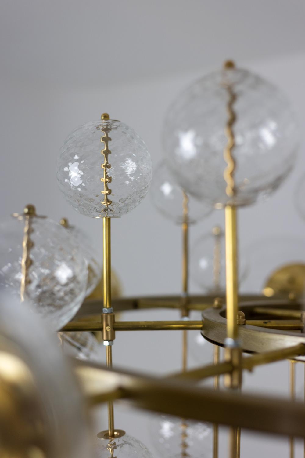 Grande lampadario in ottone dorato e sfere decorative. 1970s. in vendita 5