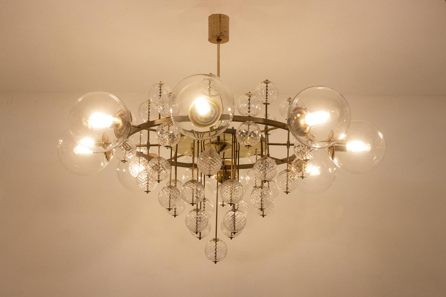 Europeo Grande lampadario in ottone dorato e sfere decorative. 1970s. in vendita
