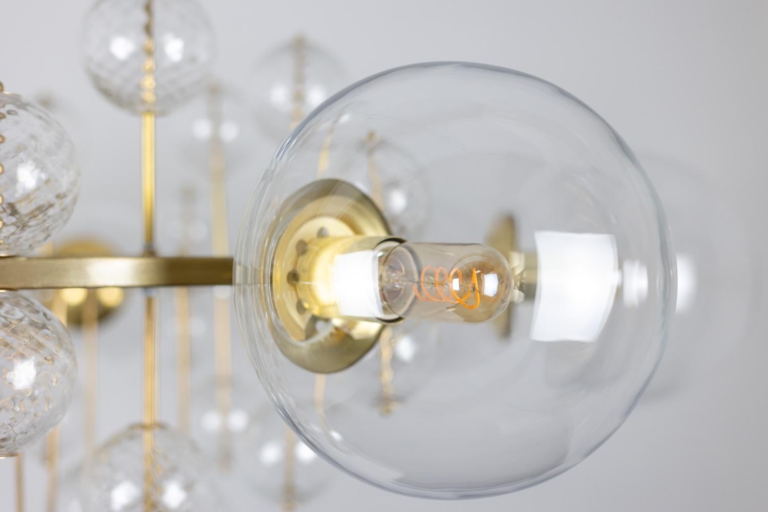 XX secolo Grande lampadario in ottone dorato e sfere decorative. 1970s. in vendita