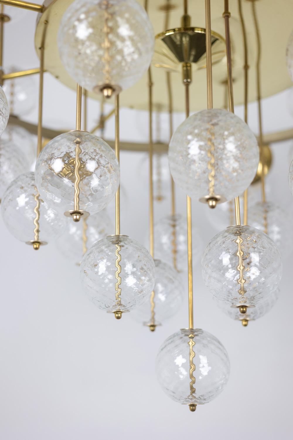 Grande lampadario in ottone dorato e sfere decorative. 1970s. in vendita 1