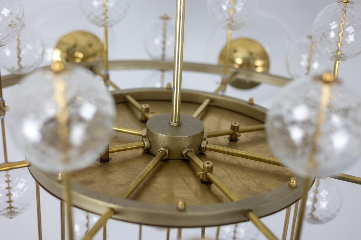 Grande lampadario in ottone dorato e sfere decorative. 1970s. in vendita 2