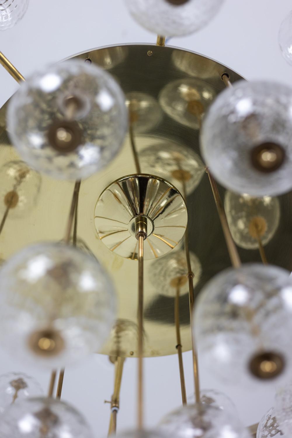 Grande lampadario in ottone dorato e sfere decorative. 1970s. in vendita 3