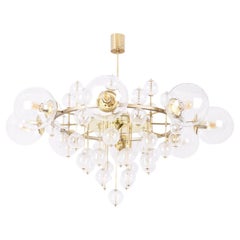 Grande lampadario in ottone dorato e sfere decorative. 1970s.