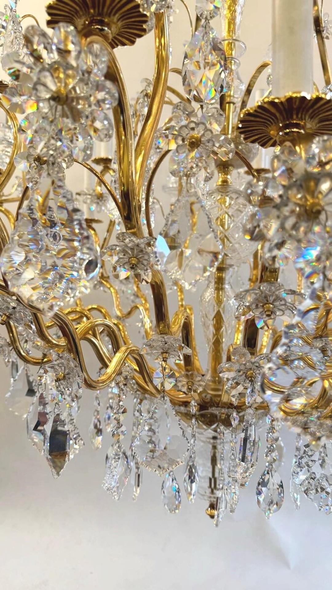 Large Chandelier In Gilded Bronze And Palwa Crystal - 24 Lights - Circa 1980 In Good Condition For Sale In Brussels, BE