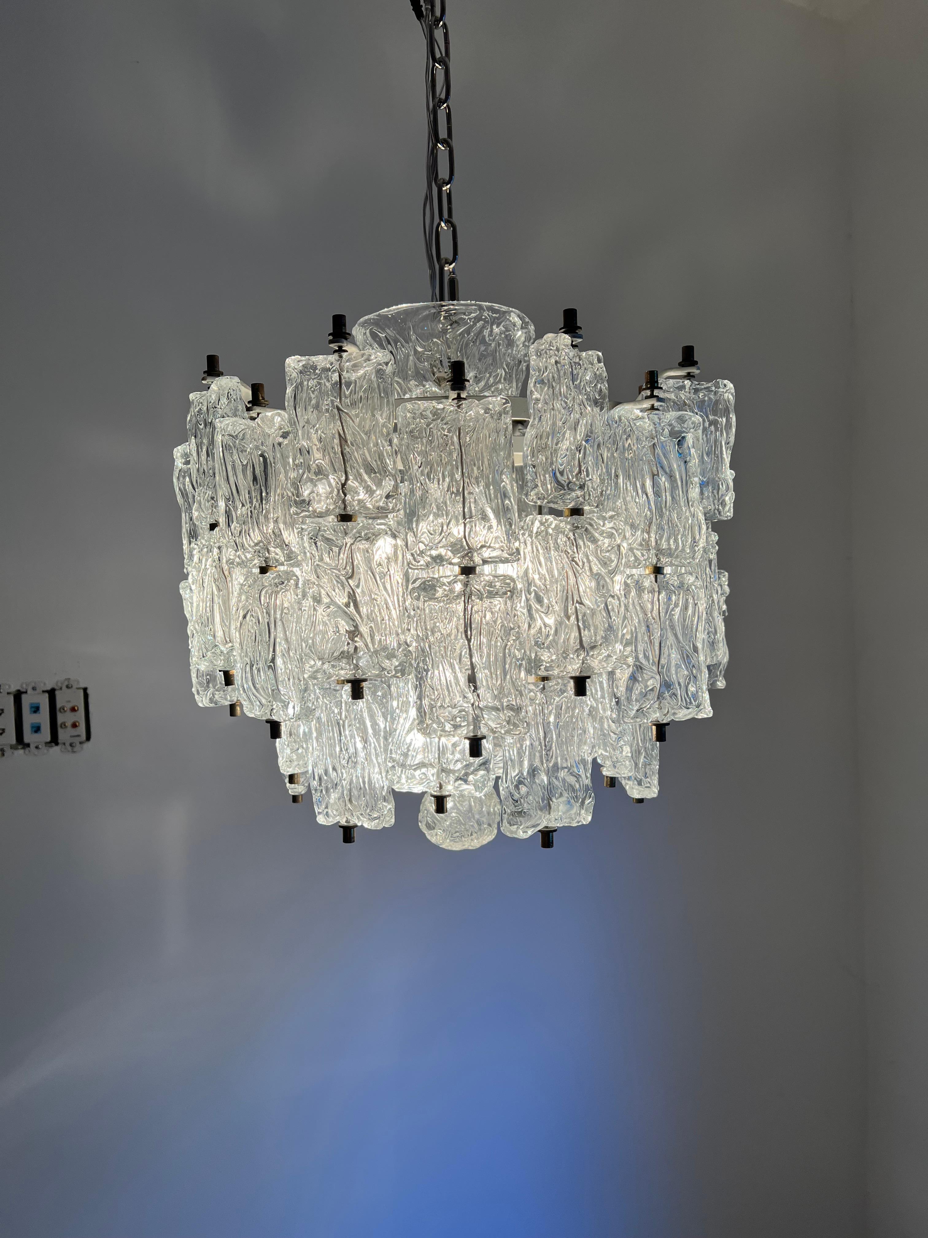 Art Deco chandelier manufactured in hand blown Murano glass to Barovier e Toso, Murano Italy circa 1950.
Measurement of lantern is 27cm H by 18 cm W. 6 e27 bulbs.
Chandelier does not include a chain but it can be procured if requested by the