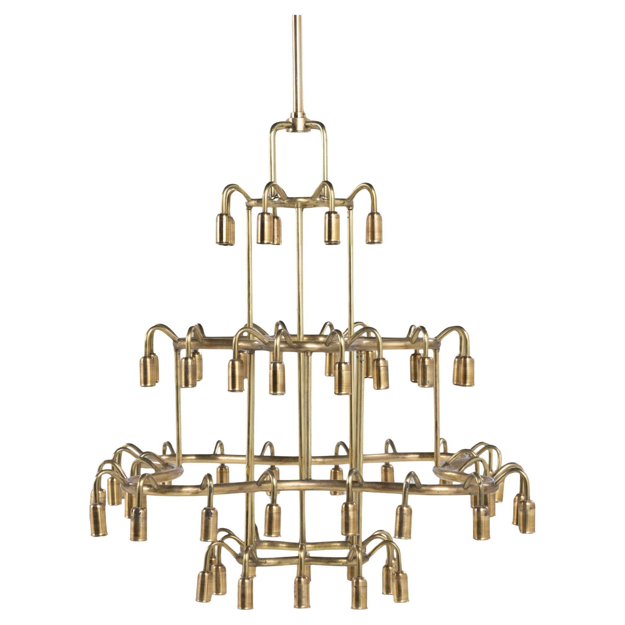 Grande lampadario in ottone patinato di Erik Herløw in vendita