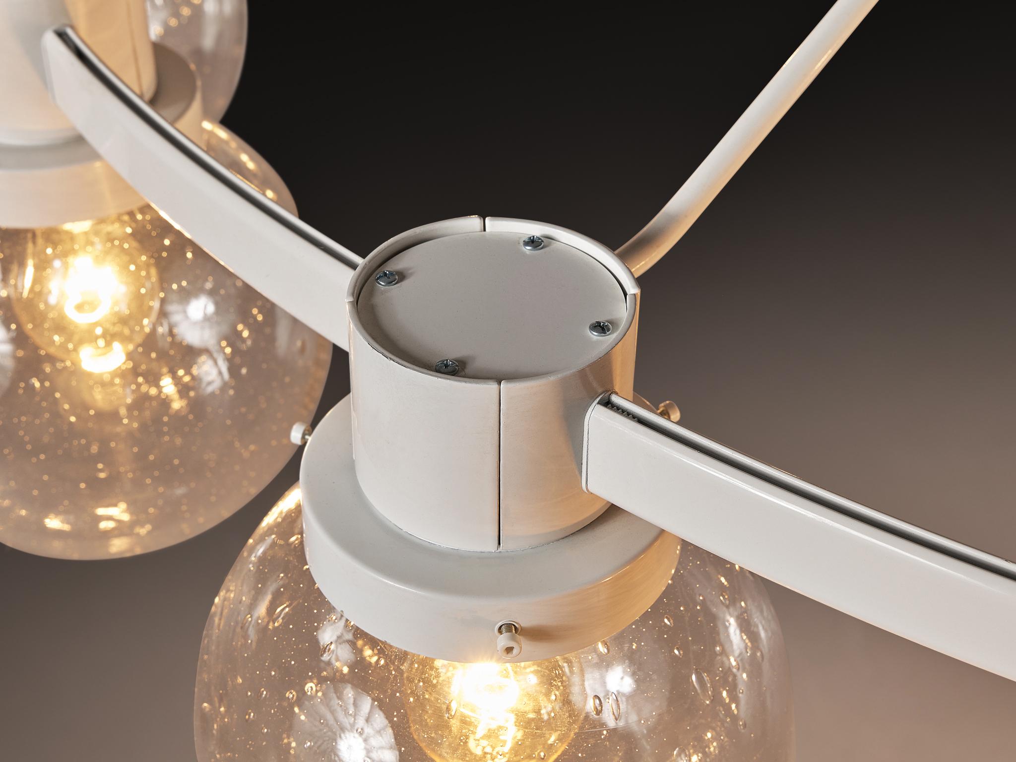 Gran araña de metal lacado en blanco con globos de vidrio soplado a mano en venta 3