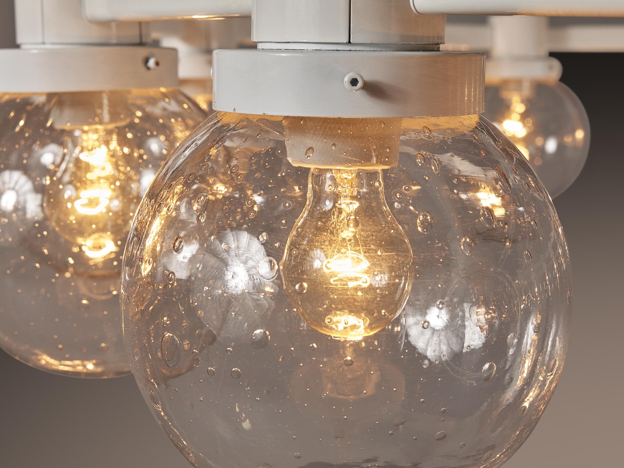 Gran araña de metal lacado en blanco con globos de vidrio soplado a mano Escandinavo moderno en venta