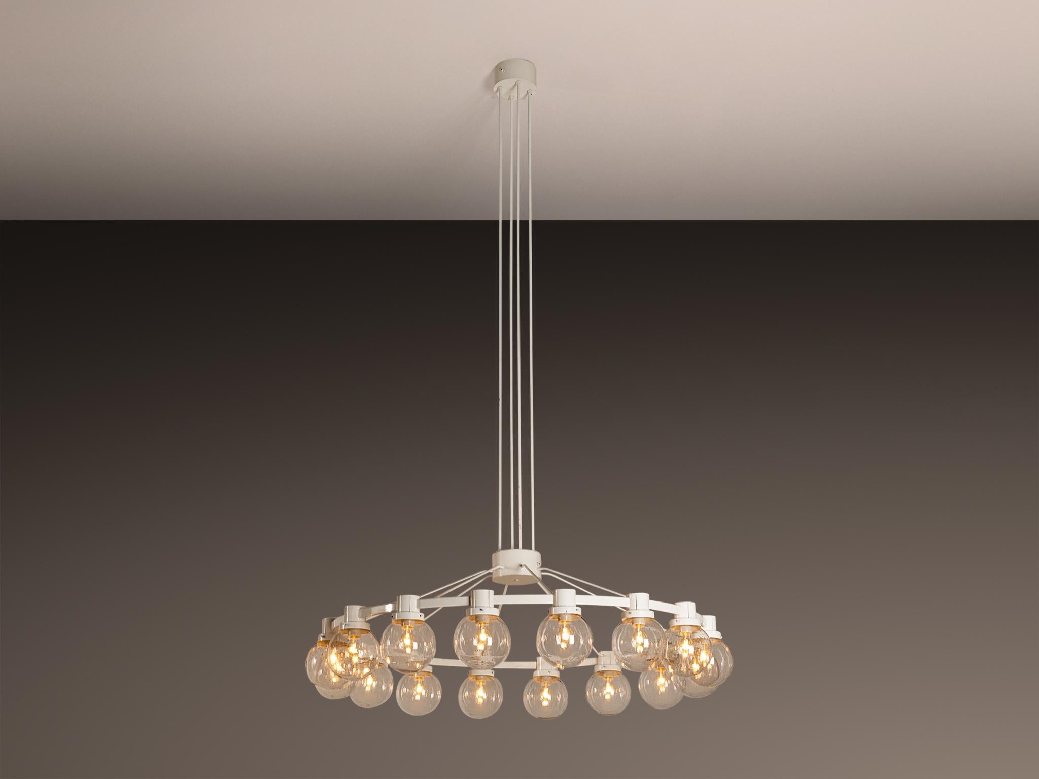 Gran araña de metal lacado en blanco con globos de vidrio soplado a mano Sueco en venta