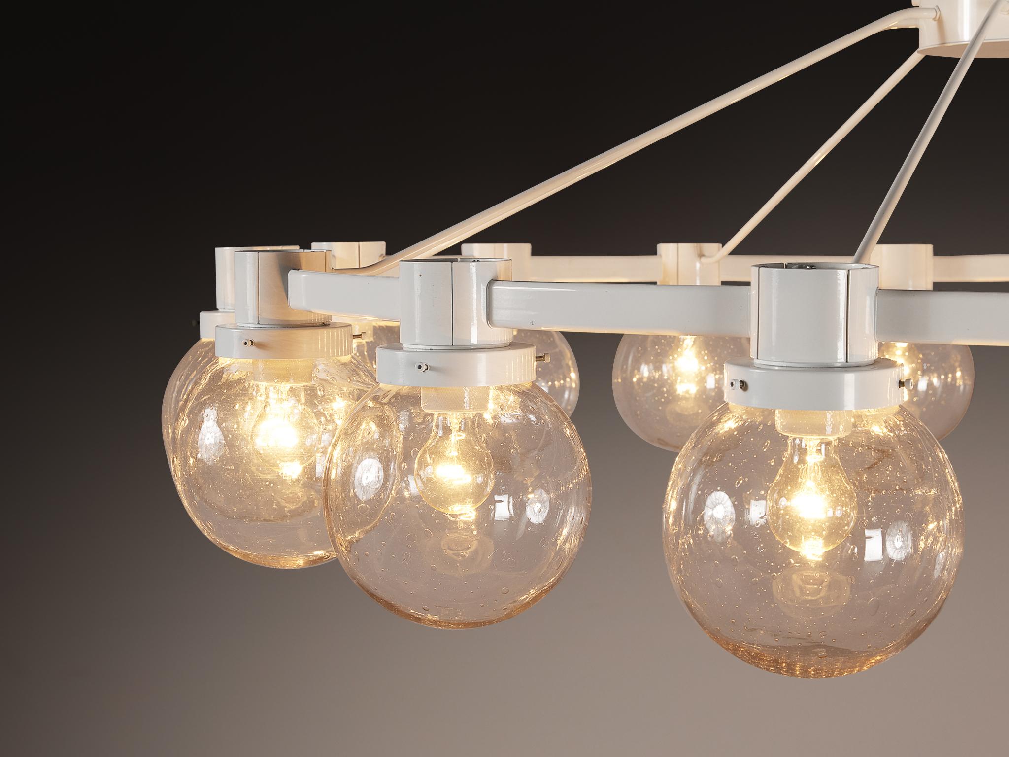 Gran araña de metal lacado en blanco con globos de vidrio soplado a mano finales del siglo XX en venta