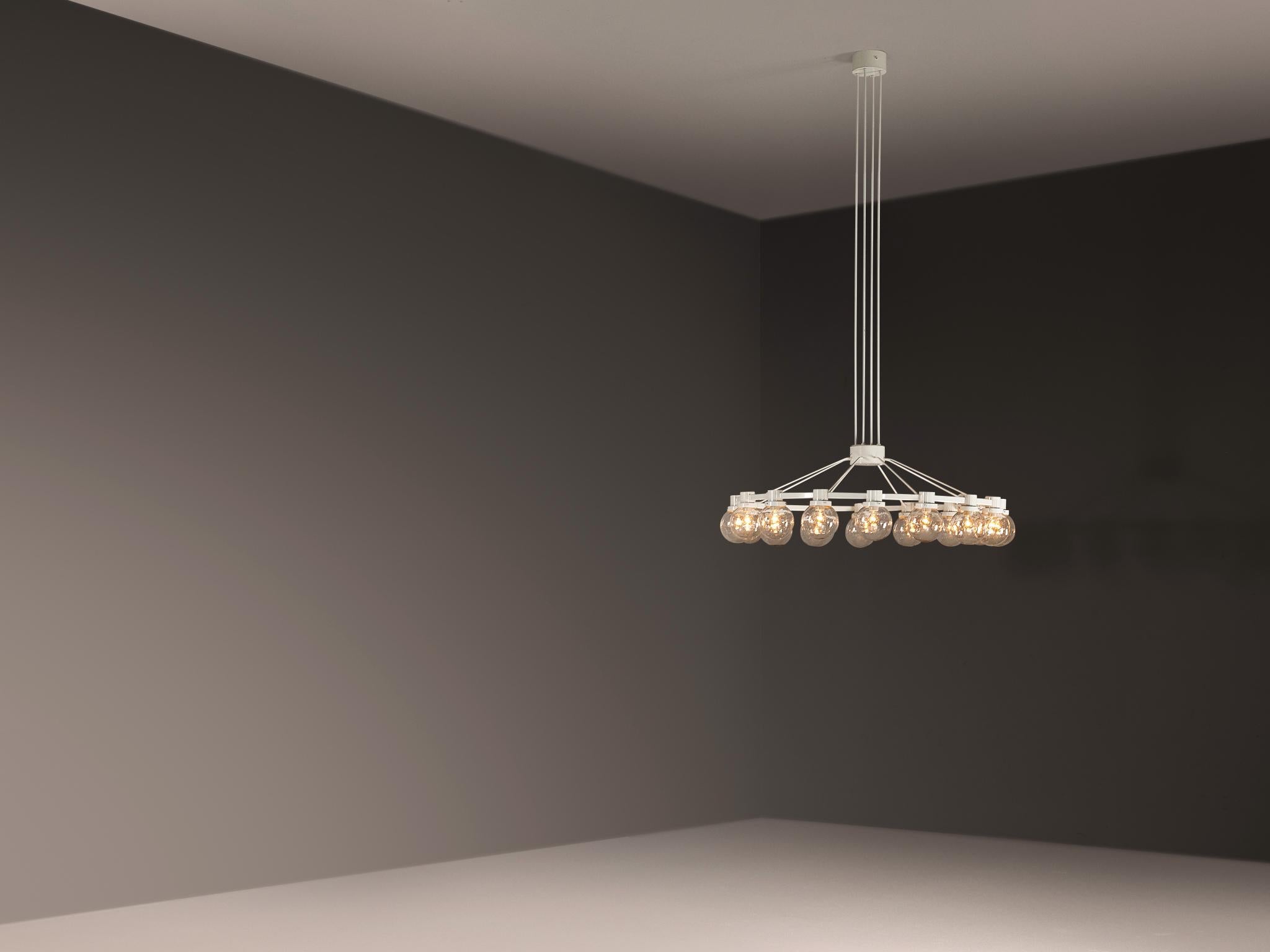 Gran araña de metal lacado en blanco con globos de vidrio soplado a mano Metal en venta