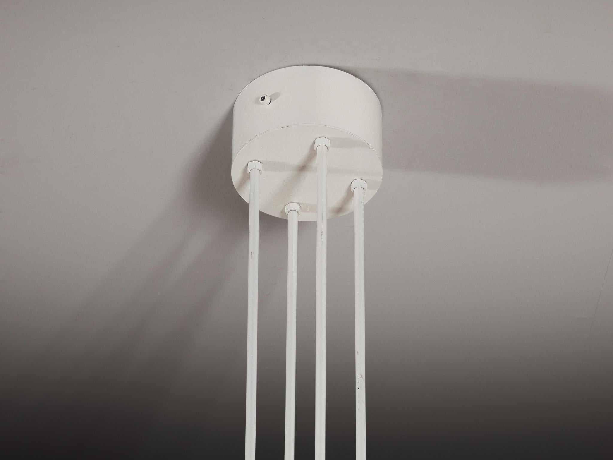 Gran araña de metal lacado en blanco con globos de vidrio soplado a mano en venta 1