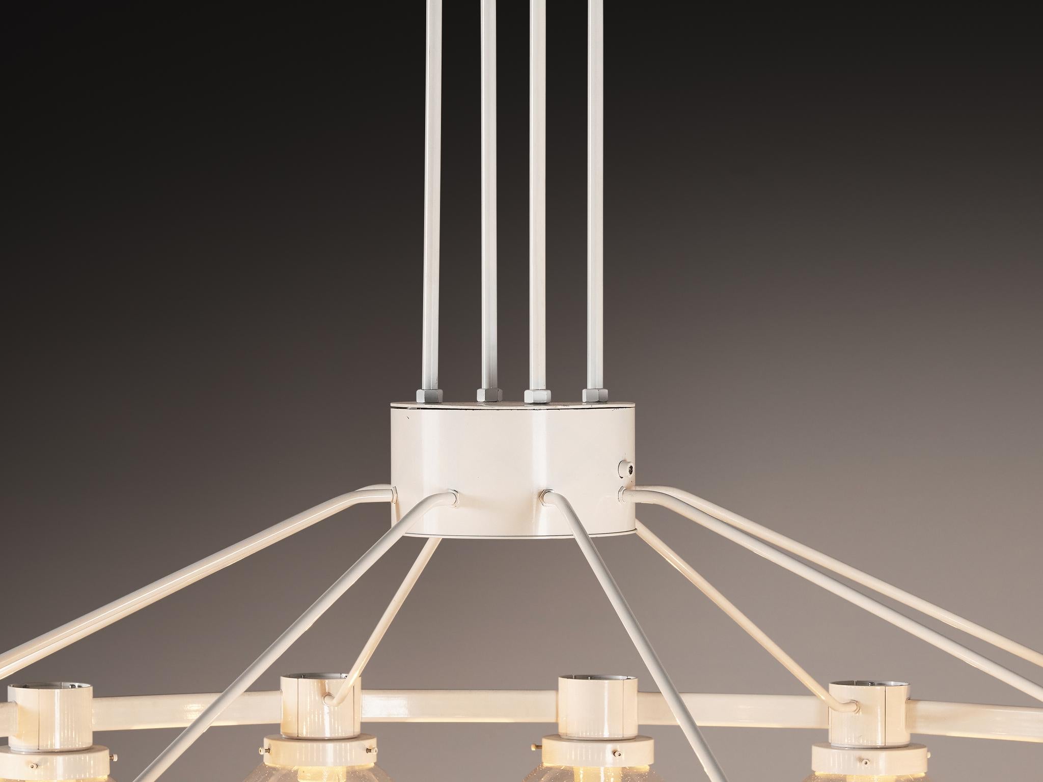 Gran araña de metal lacado en blanco con globos de vidrio soplado a mano en venta 2