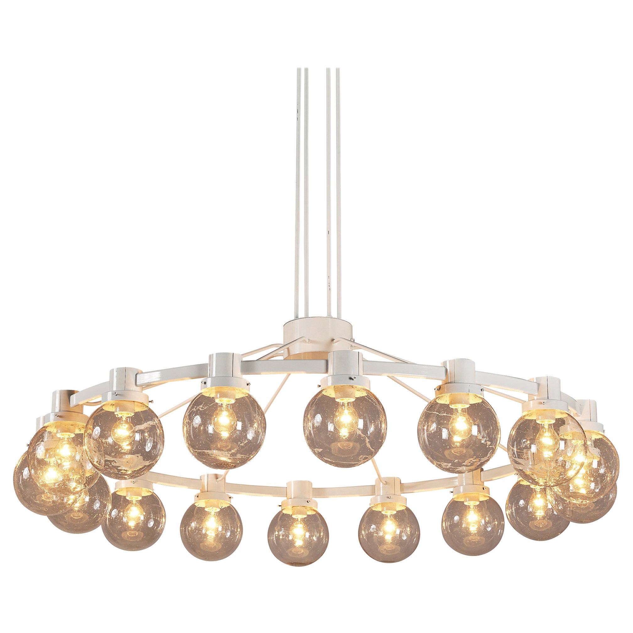 Grande lampadario in metallo laccato bianco con globi di vetro soffiato a mano