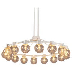 Grande lampadario in metallo laccato bianco con globi di vetro soffiato a mano