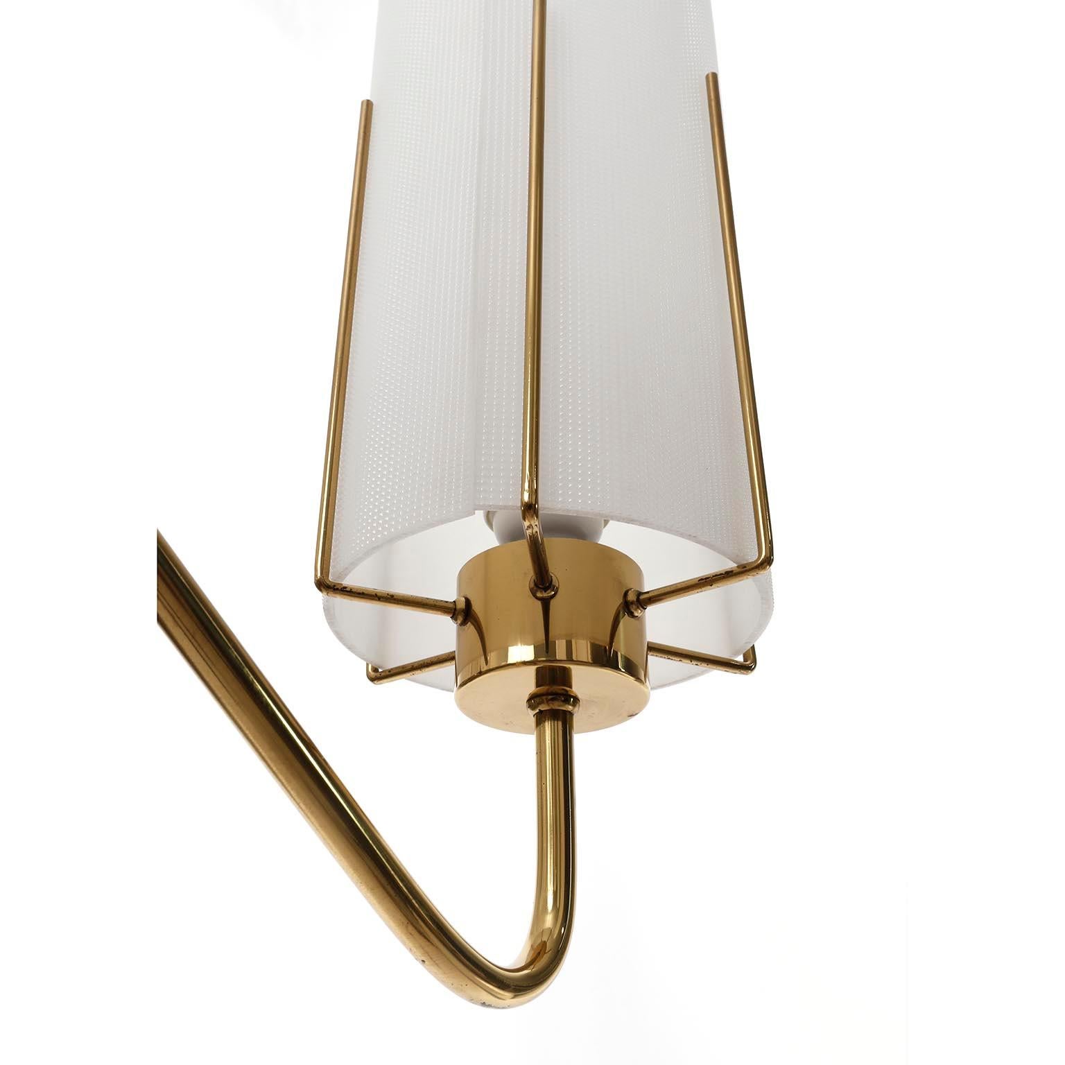 Metà XX secolo Grande lampadario, plexiglass opalino smerigliato bianco latte, ottone acrilico, anni '60 in vendita