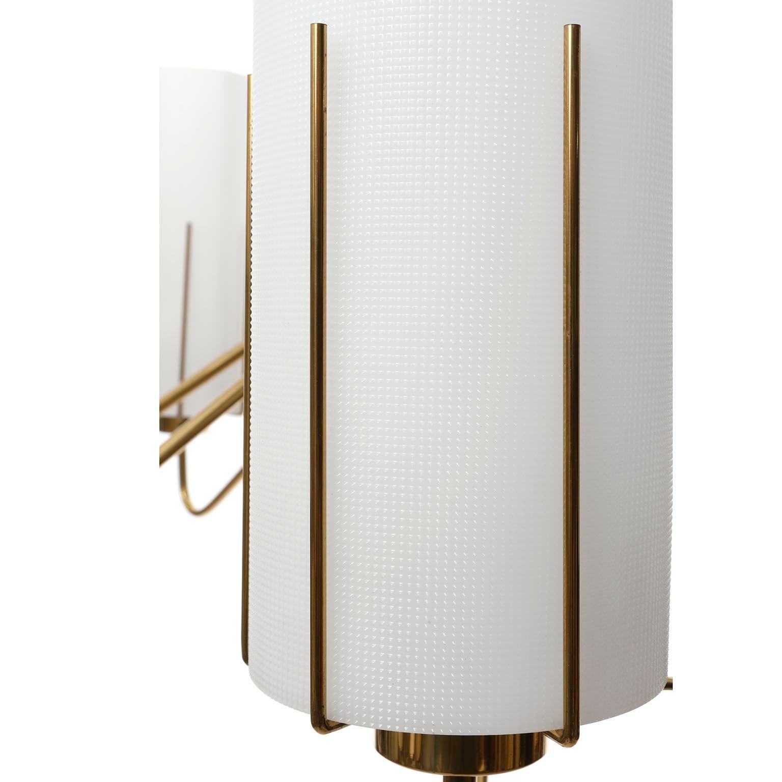 Grande lampadario, plexiglass opalino smerigliato bianco latte, ottone acrilico, anni '60 in vendita 2