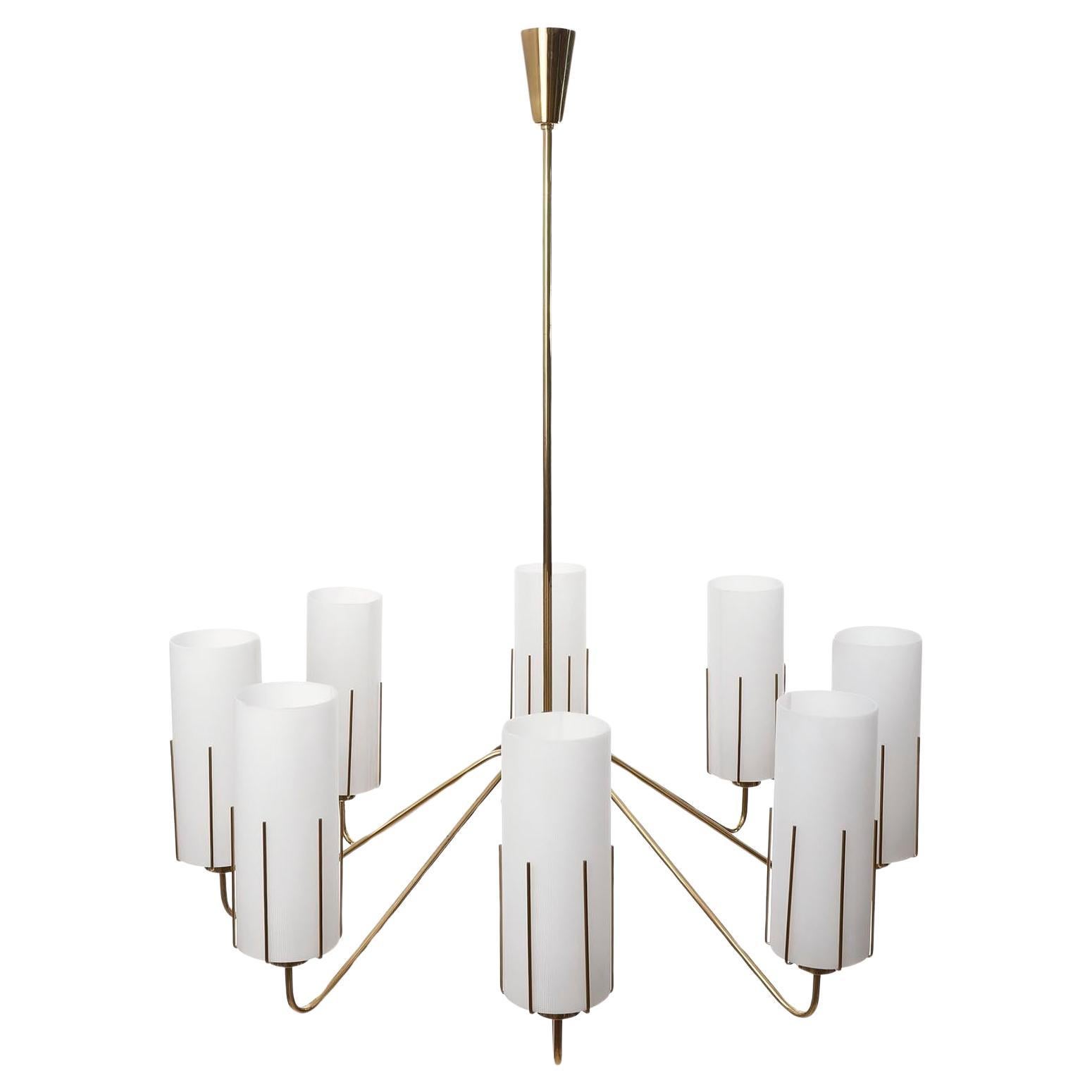 Un lampadario extra large a 8 bracci del produttore austriaco di luci J.T. Kalmar prodotto a metà del secolo scorso, crica 1960.
La lampada è costituita da una solida struttura in ottone lucido con bracci curvi.
Ogni braccio ha un attacco per una
